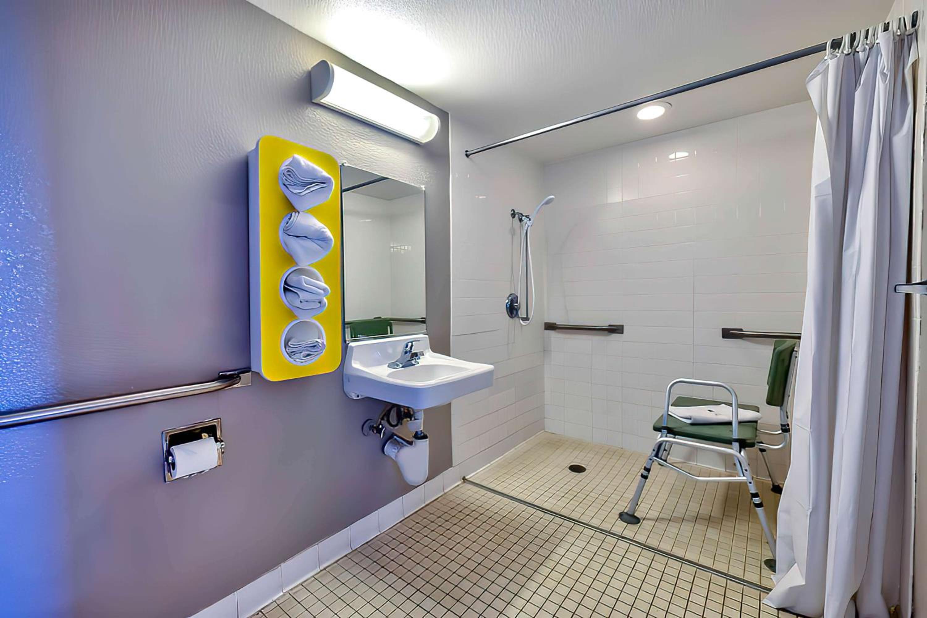 Queen Room - Disability Access - Roll in Shower photo 2