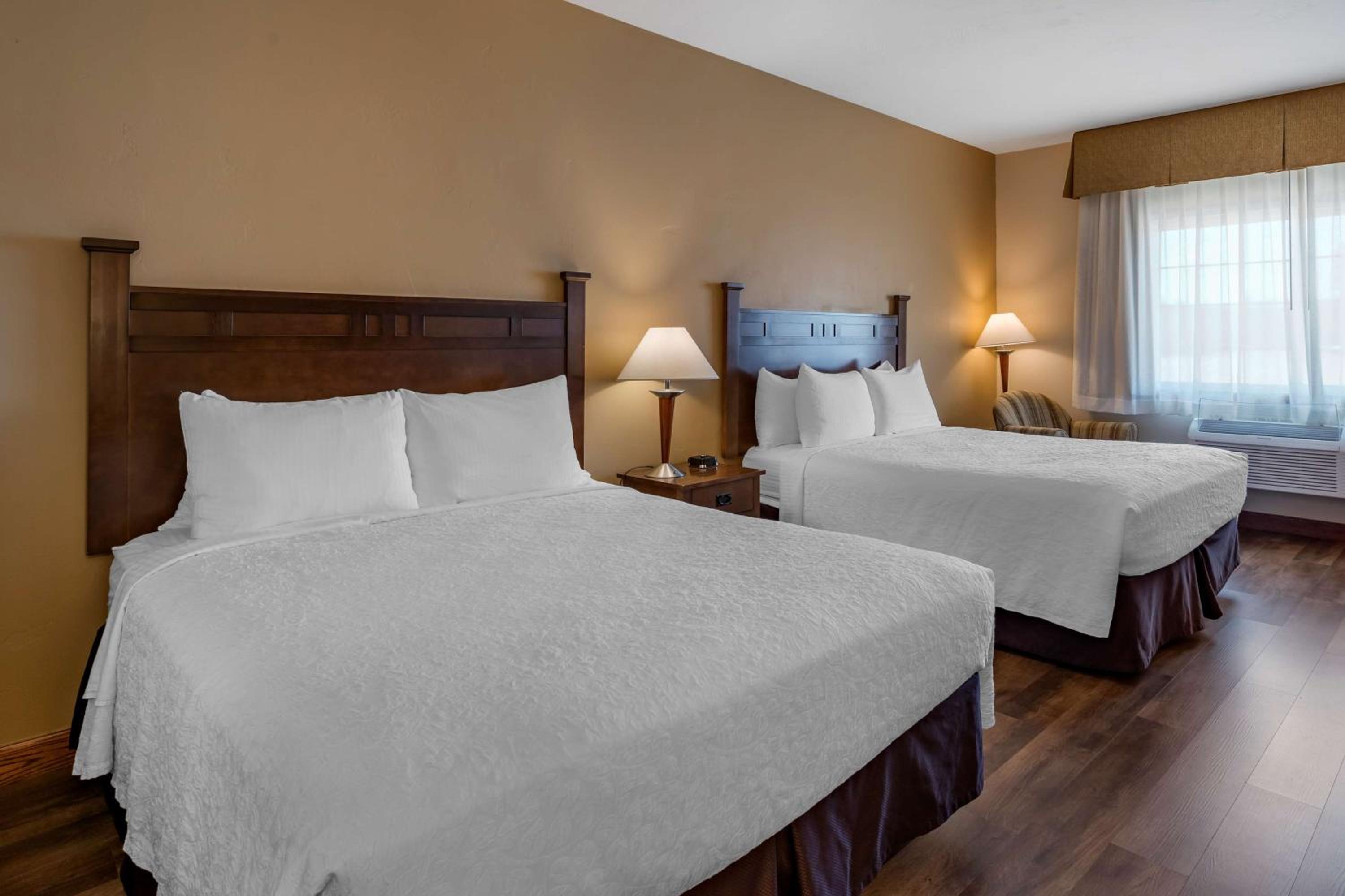 Queen Room with Two Queen Beds photo 1