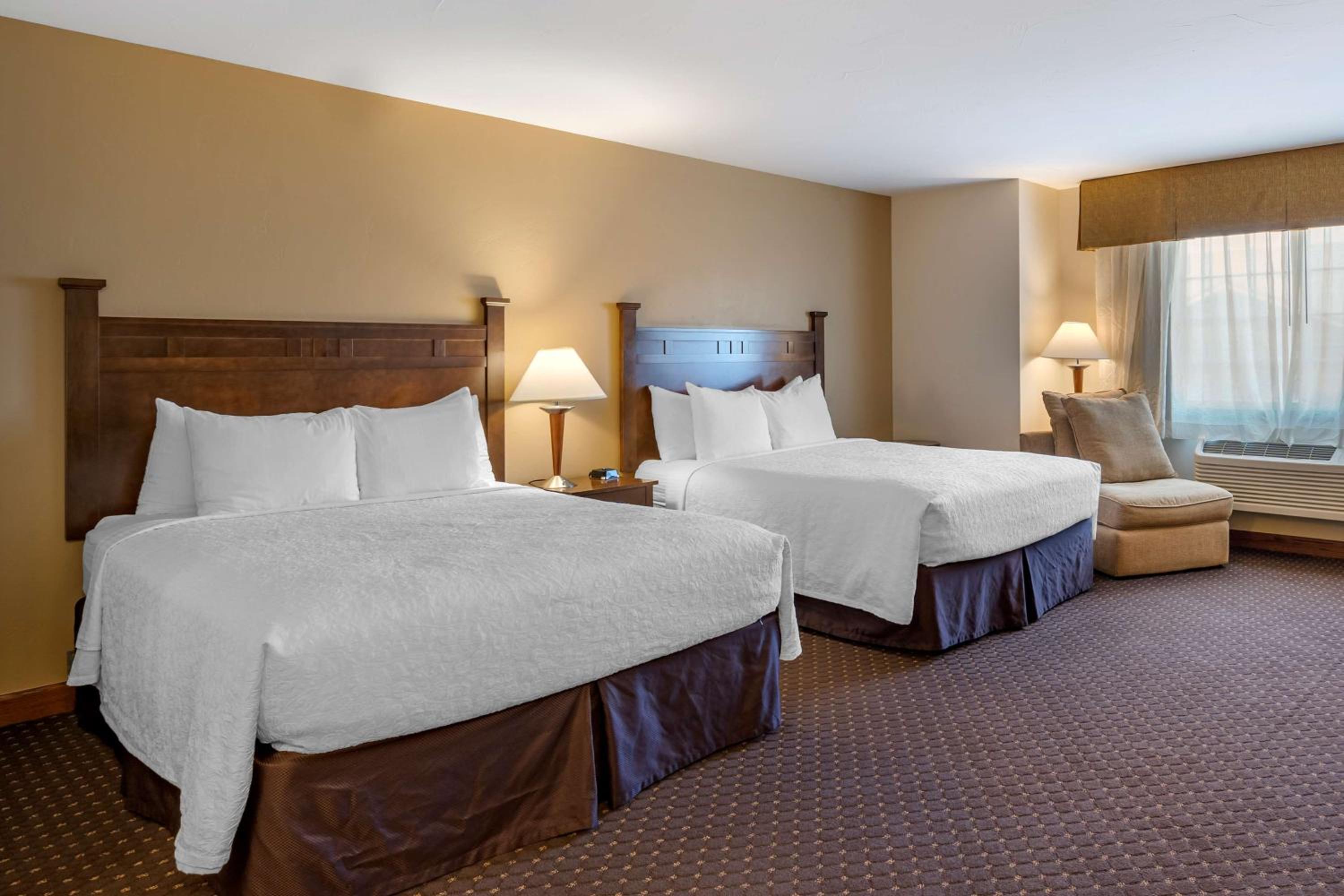 Oversize Queen Room with Two Queen Beds photo 2