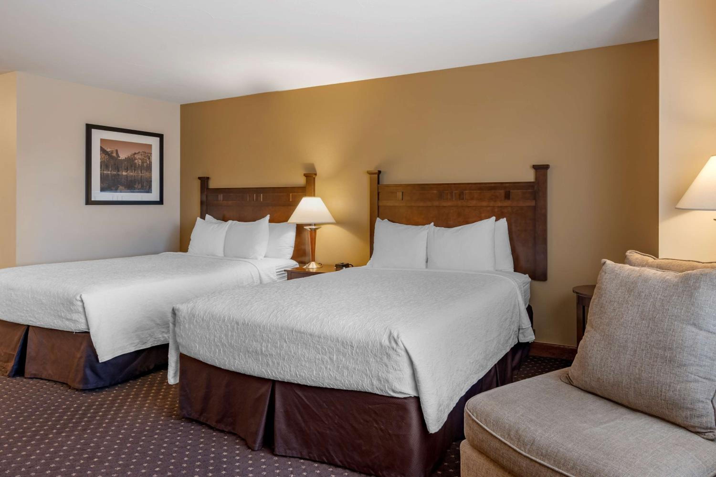 Queen Suite with Two Queen Beds photo 1