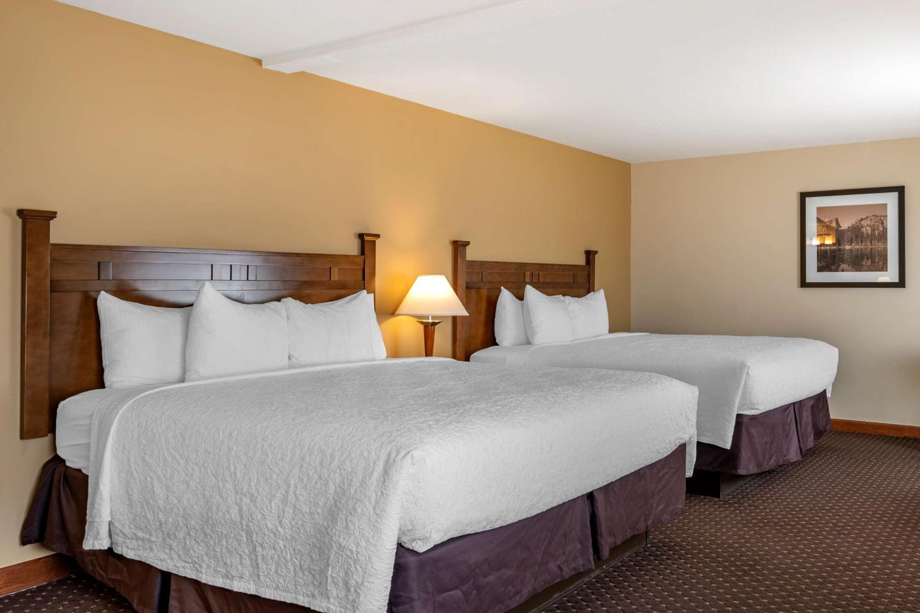 Queen Room with Two Queen Beds photo 1
