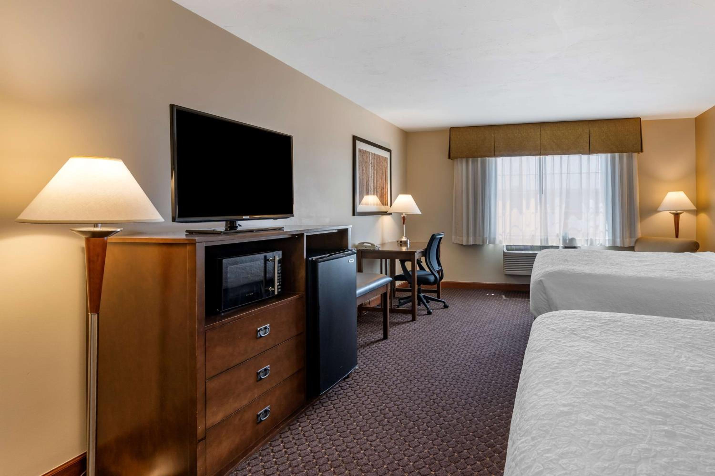 Queen Room with Two Queen Beds photo 2