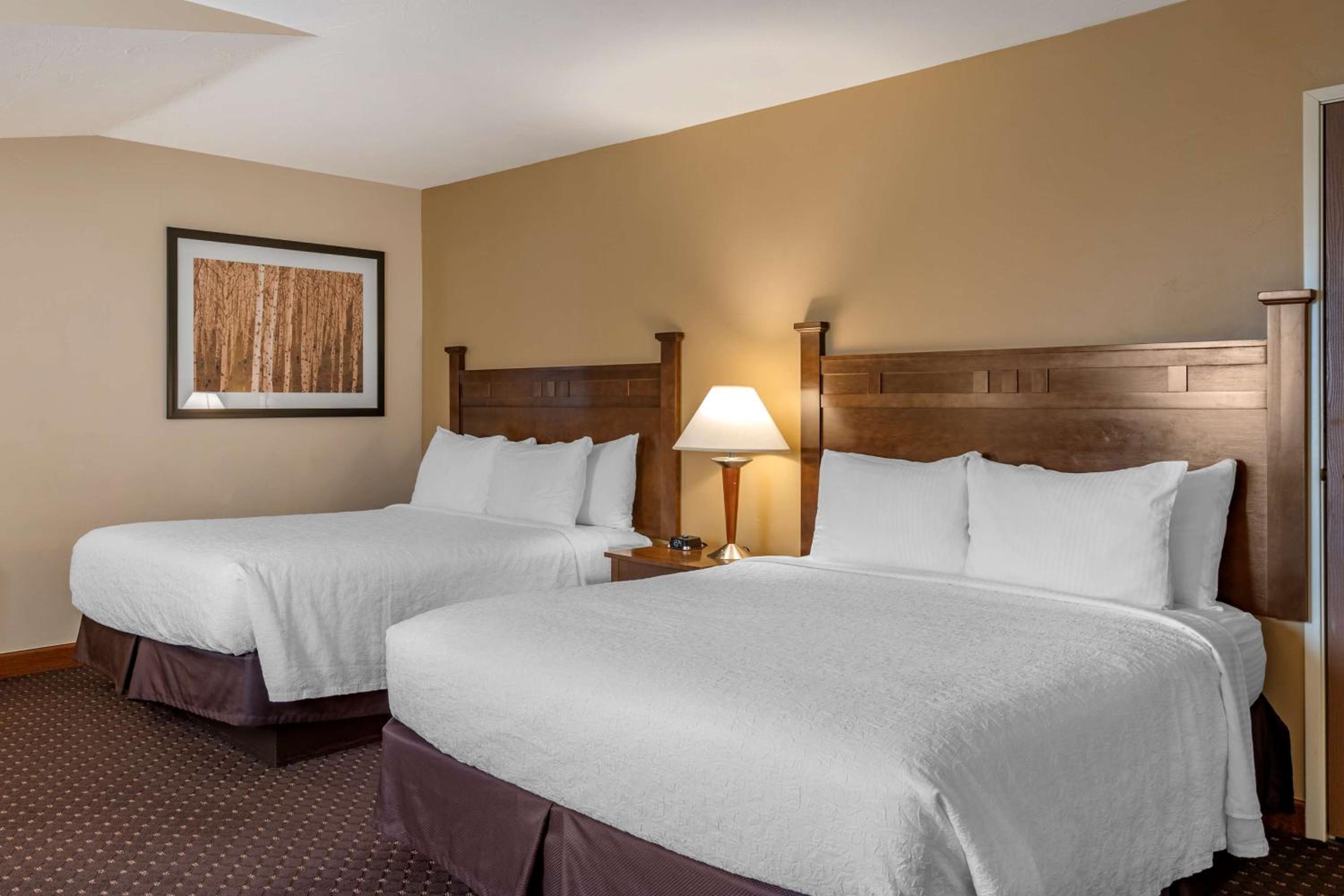 Queen Suite with Two Queen Beds photo 3