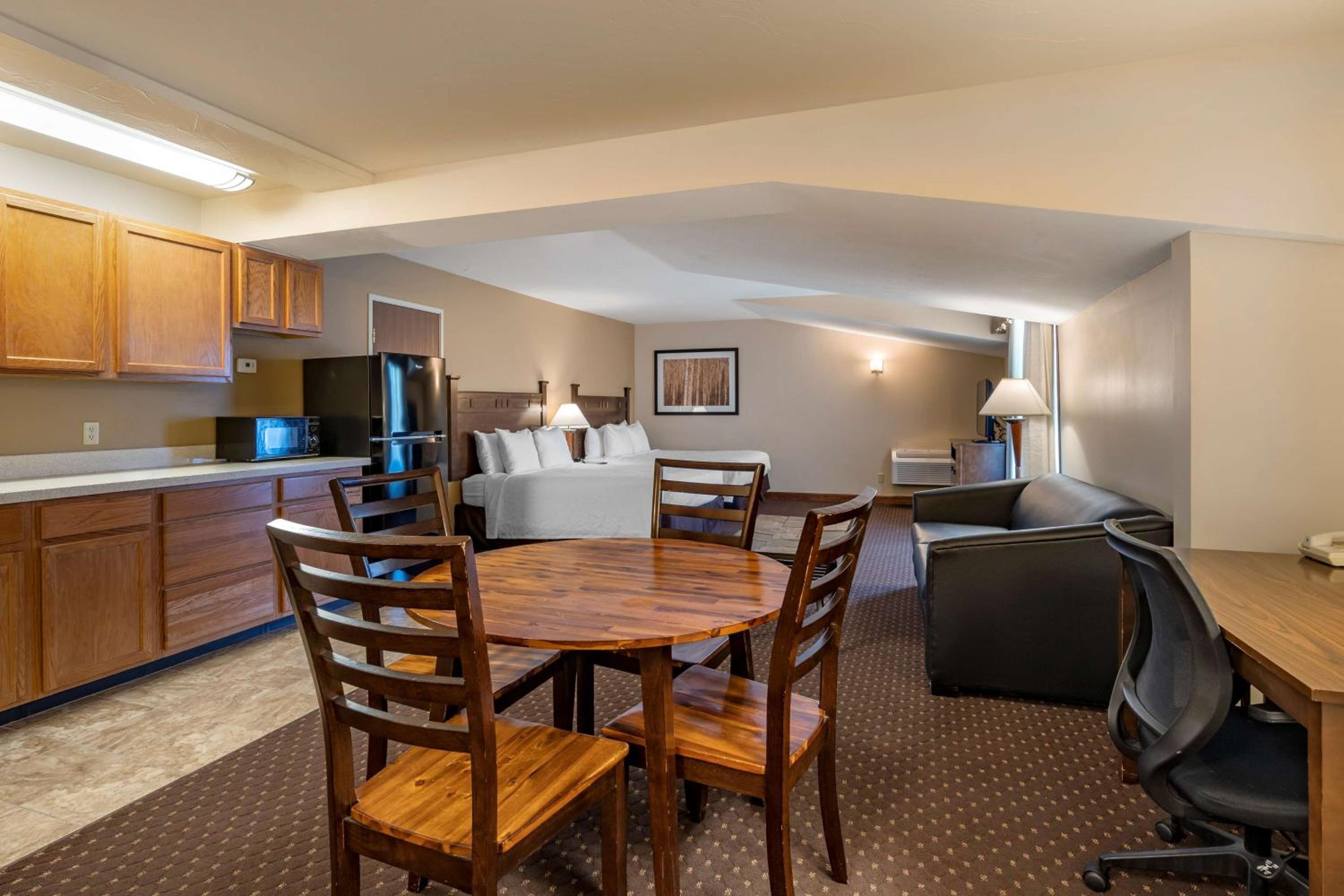 Queen Room with Two Queen Beds photo 2
