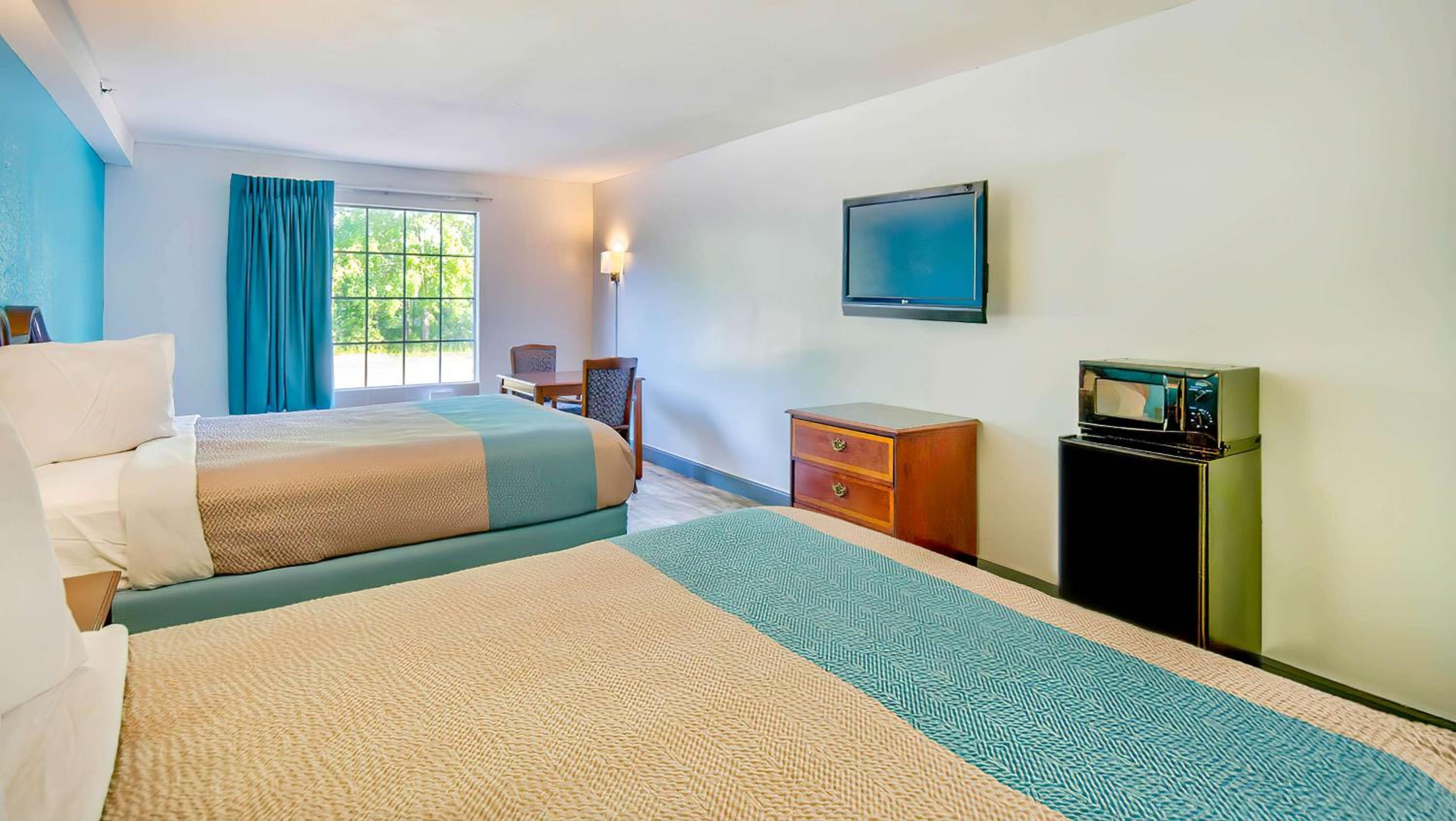 Deluxe Queen Room with Two Queen Beds - Smoking - Photo 2