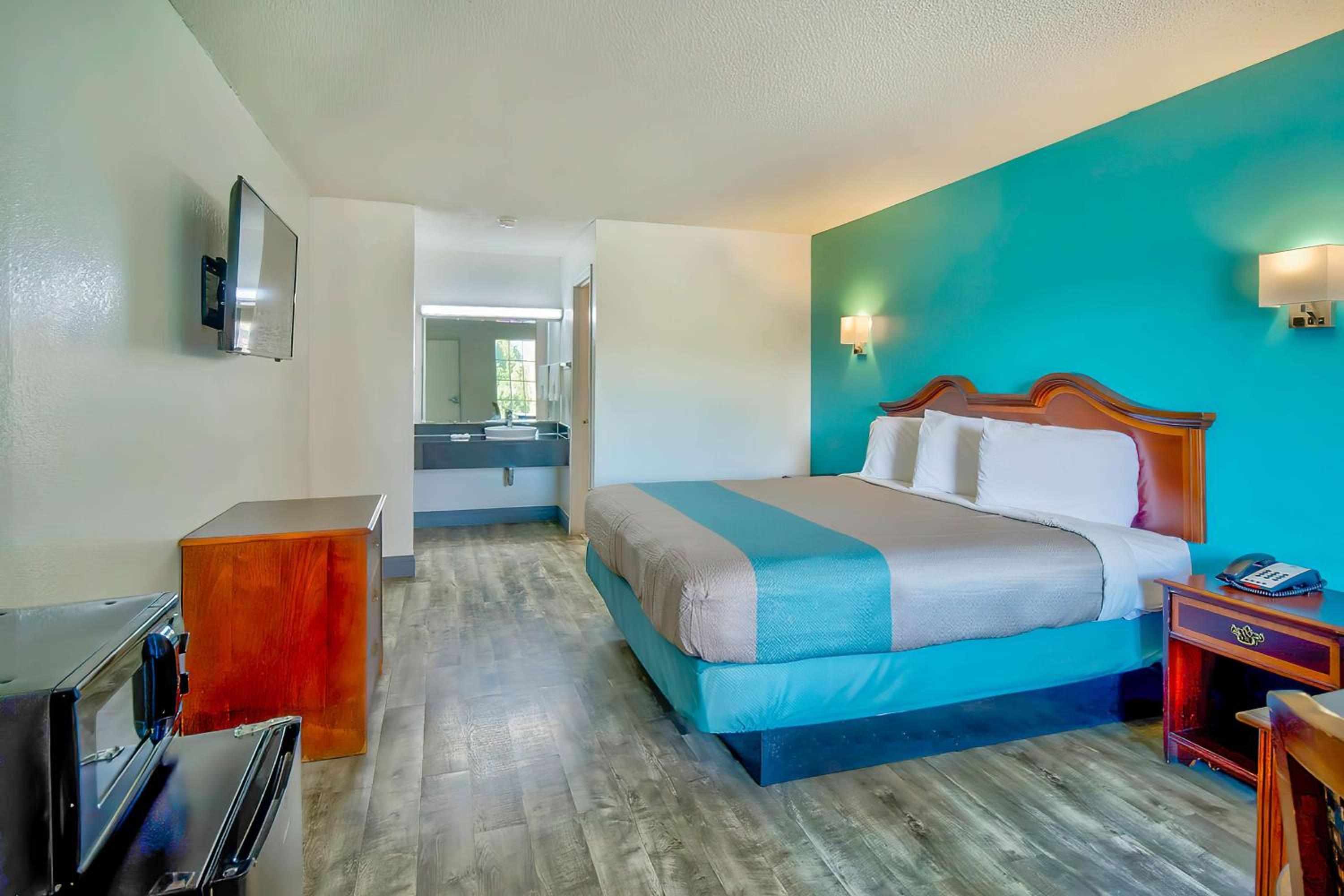 Deluxe King Room - Non-Smoking - Photo 6