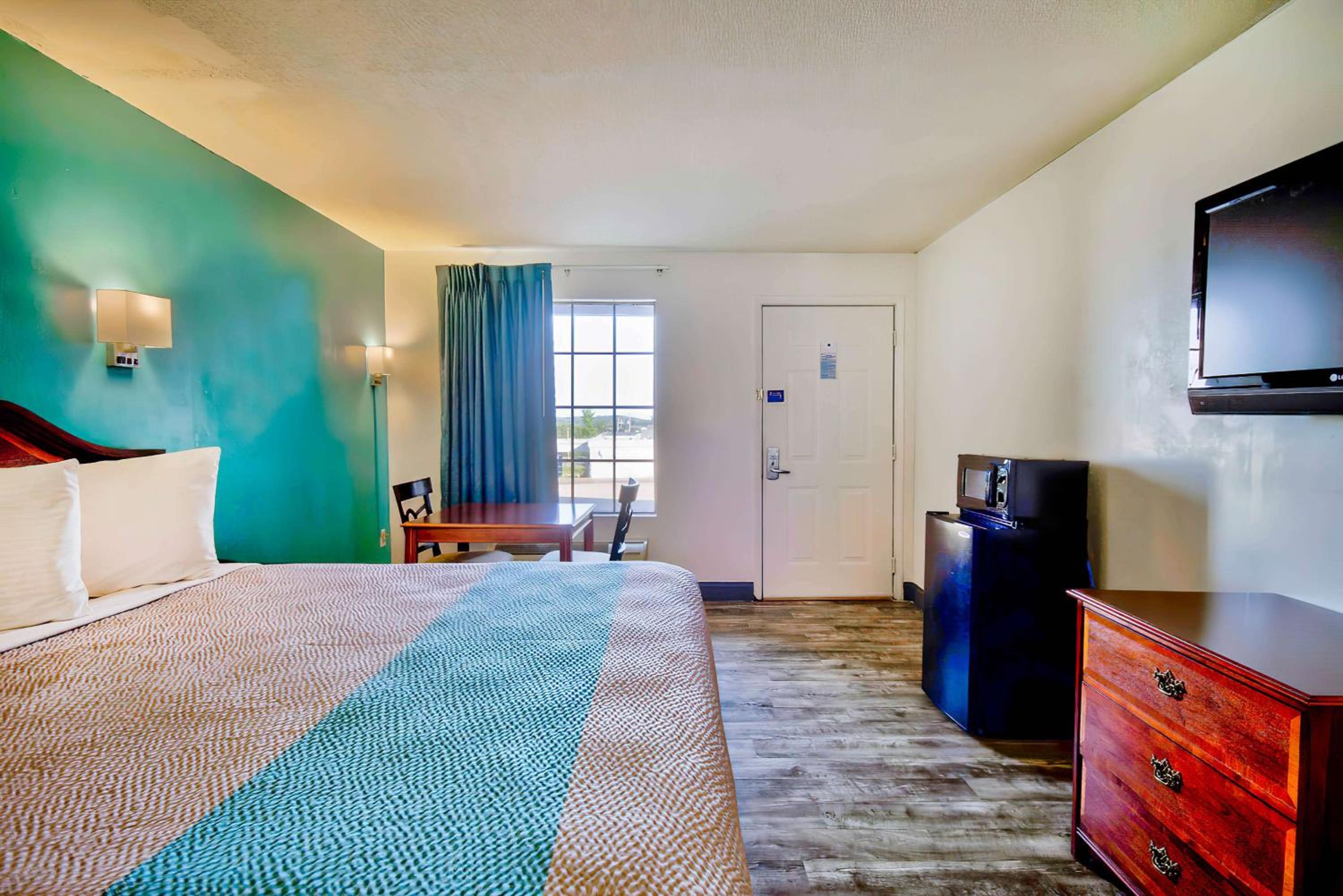 King Room - Disability Access - Non-Smoking - Photo 9