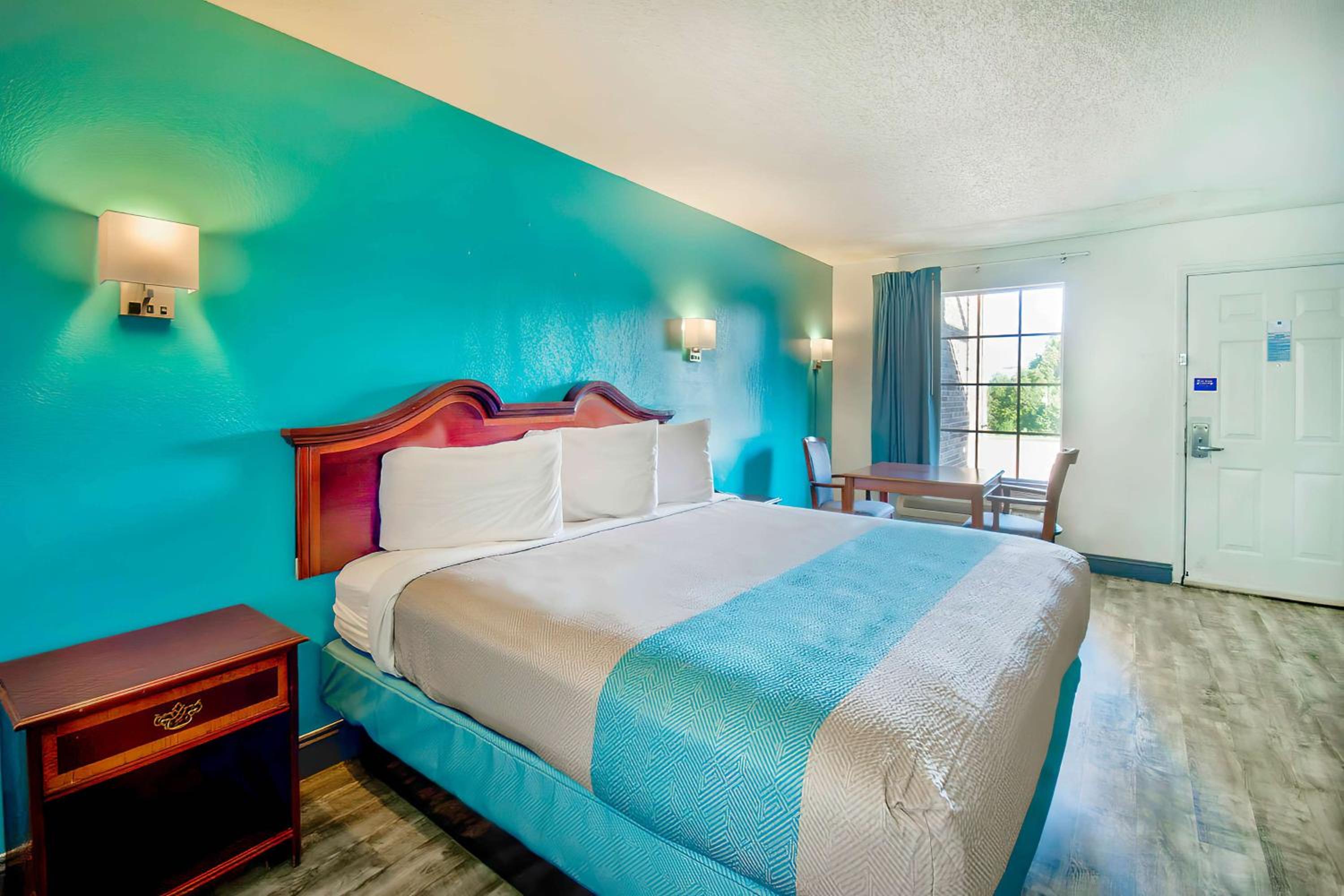 Deluxe King Room - Non-Smoking - Photo 3