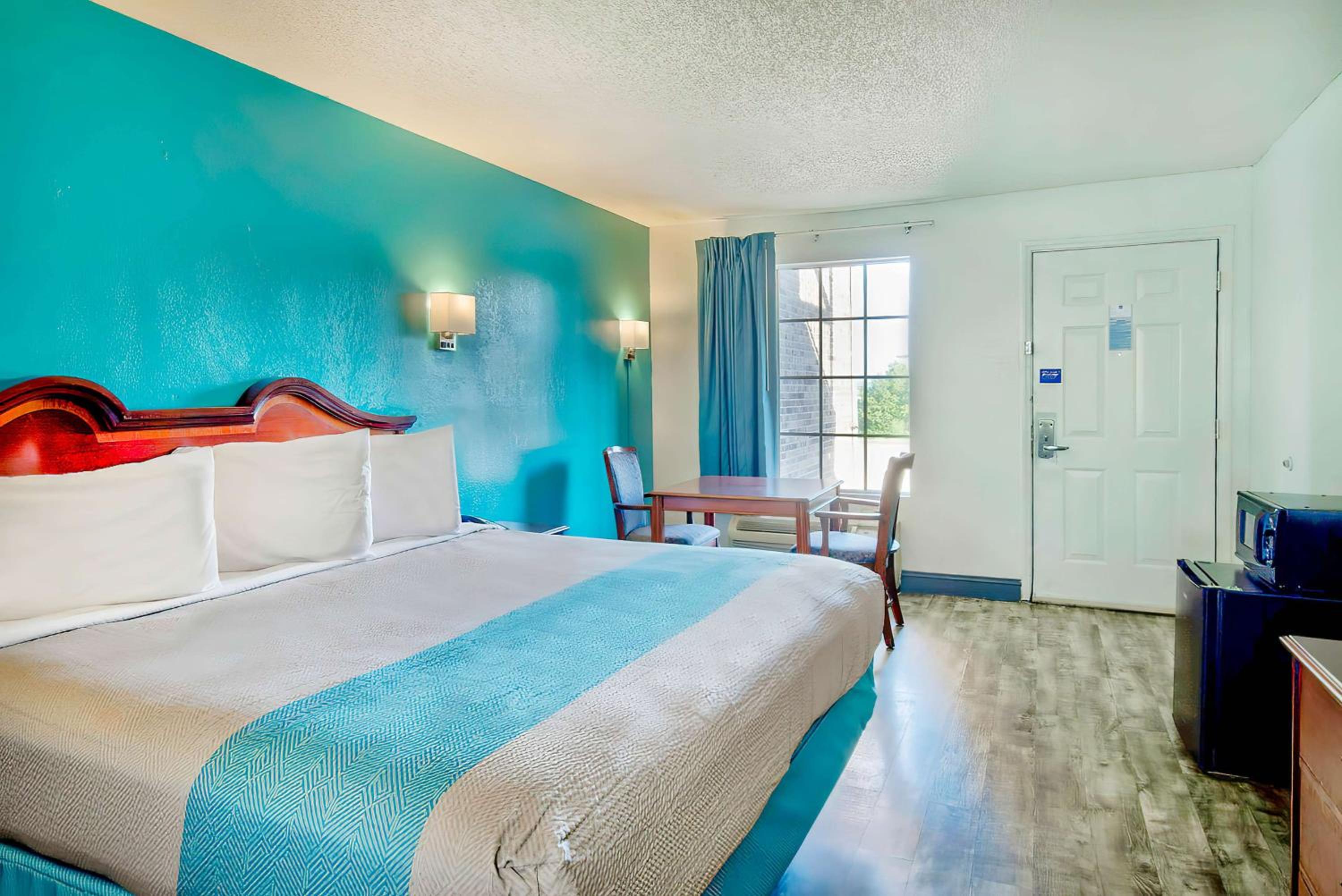 Deluxe King Room - Non-Smoking - Photo 5