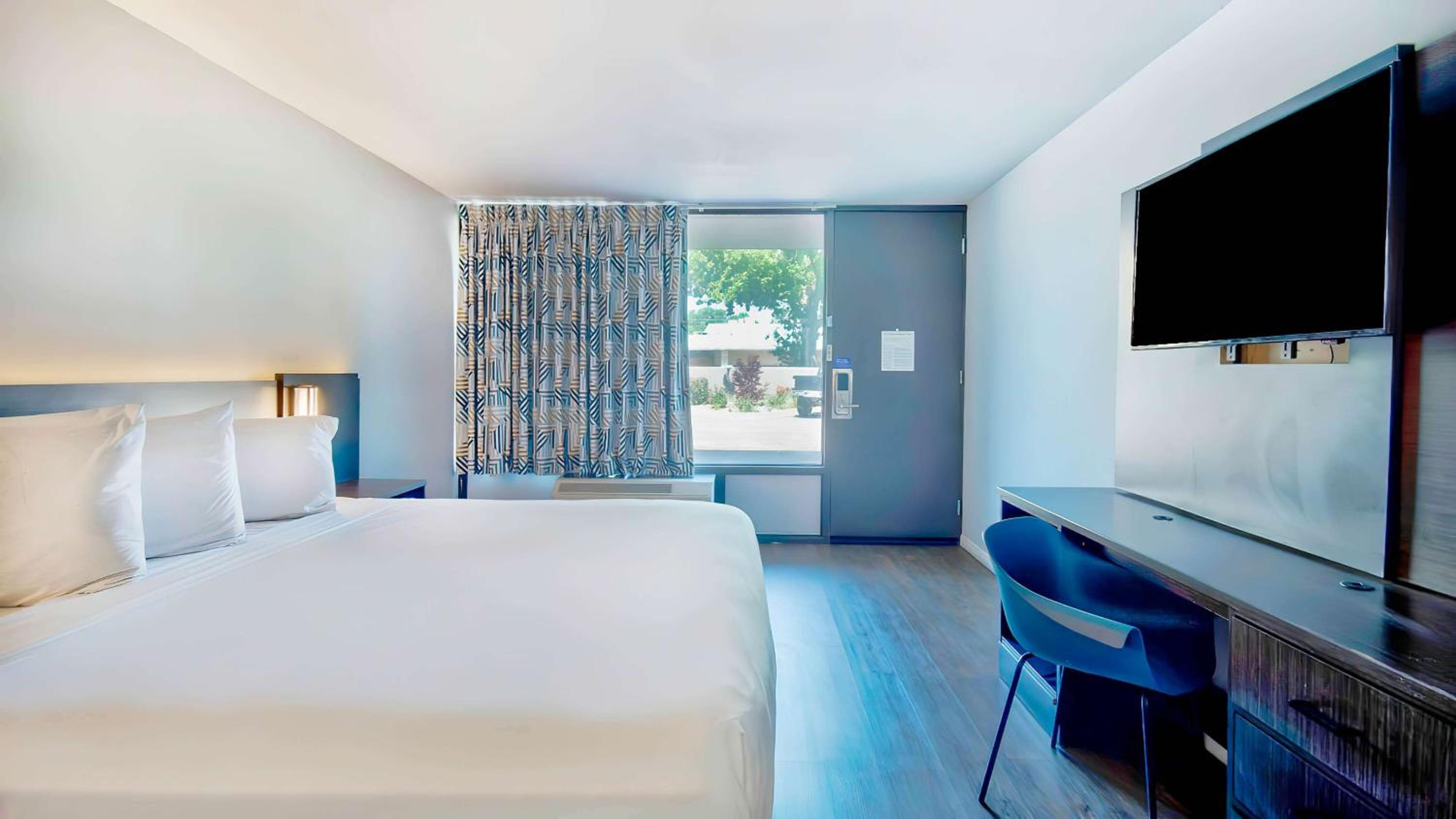 King Room - Non-Smoking - Photo 1