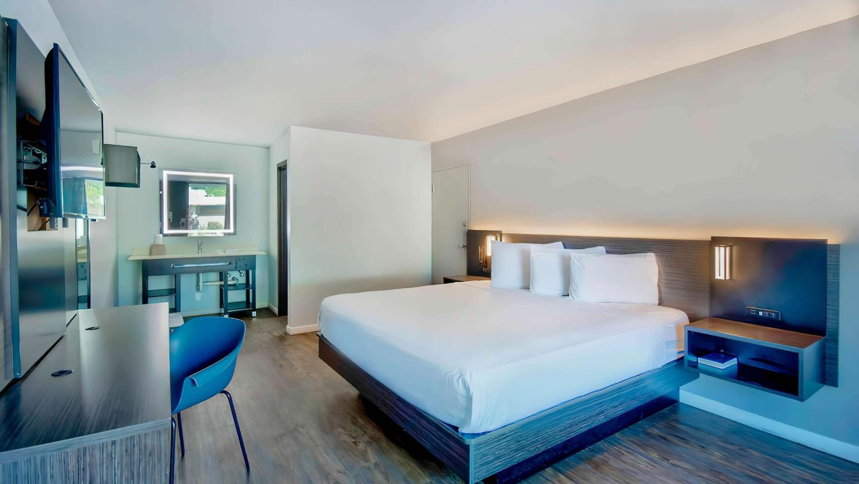 King Room - Non-Smoking - Photo 3
