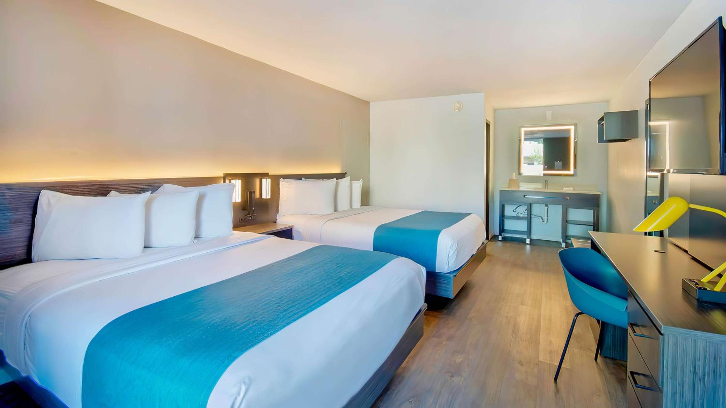 Queen Room with Two Queen Beds - Non-Smoking - Photo 3