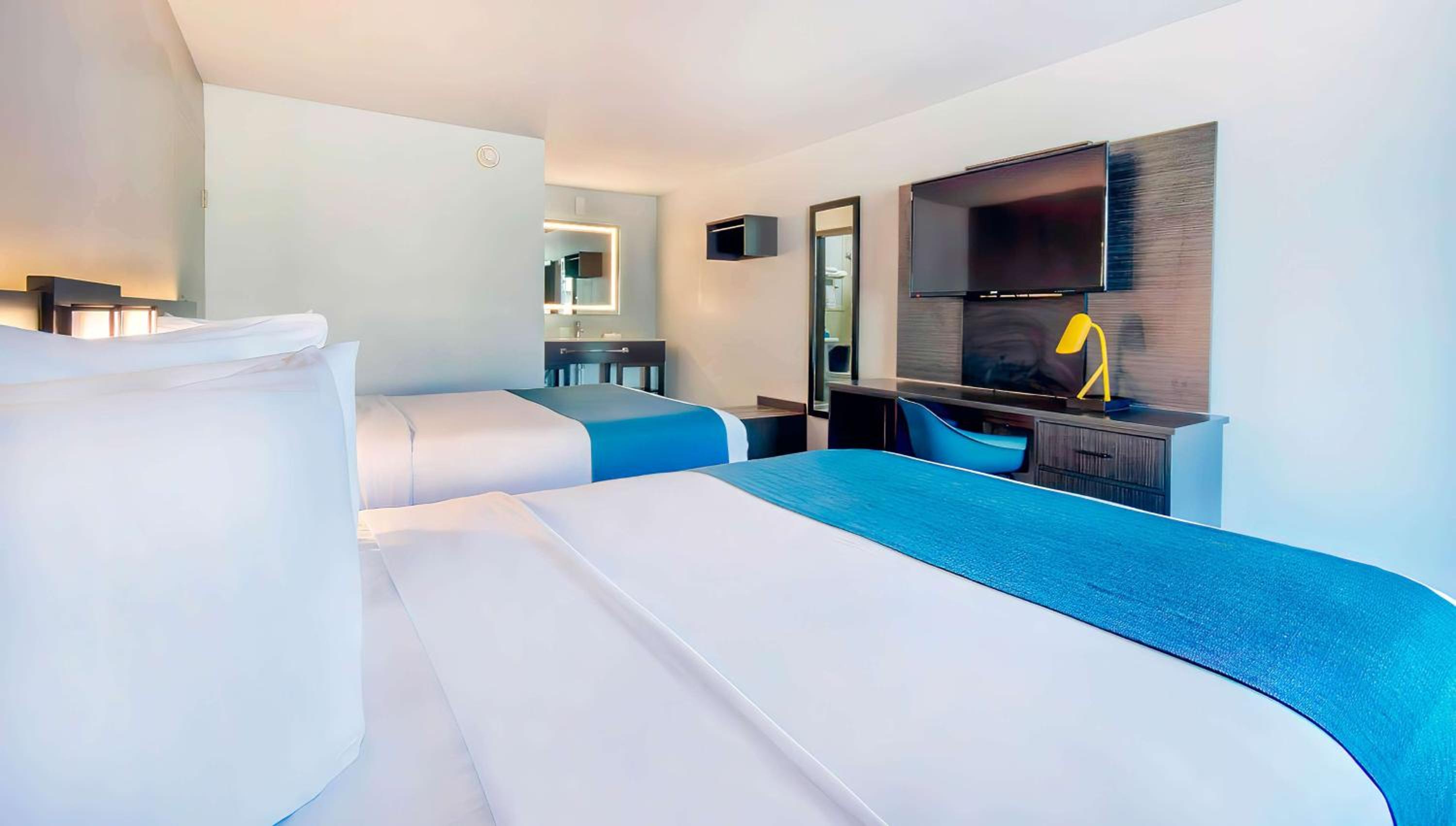 Queen Room with Two Queen Beds - Non-Smoking - Photo 1