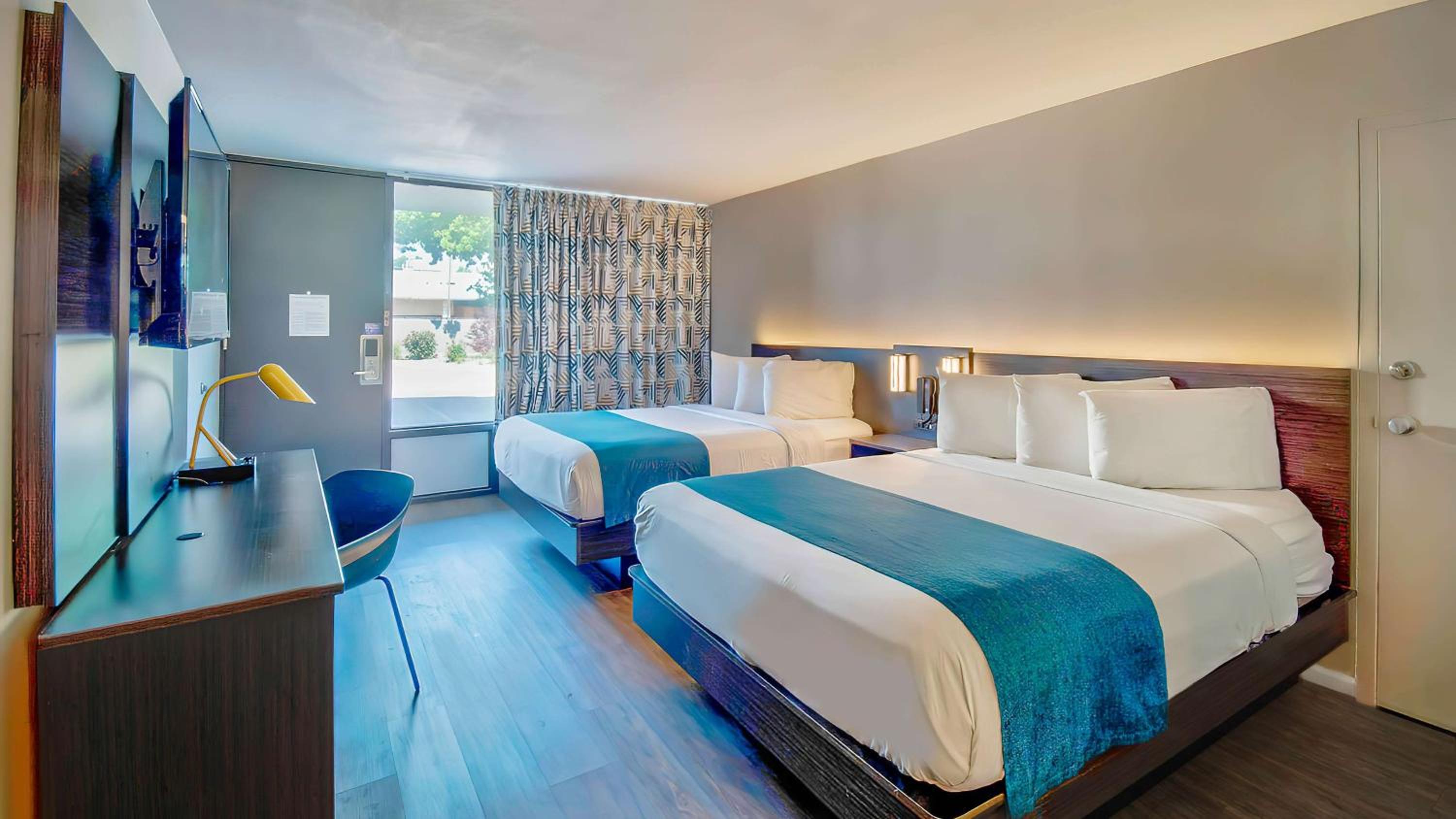 Queen Room with Two Queen Beds - Non-Smoking - Photo 7