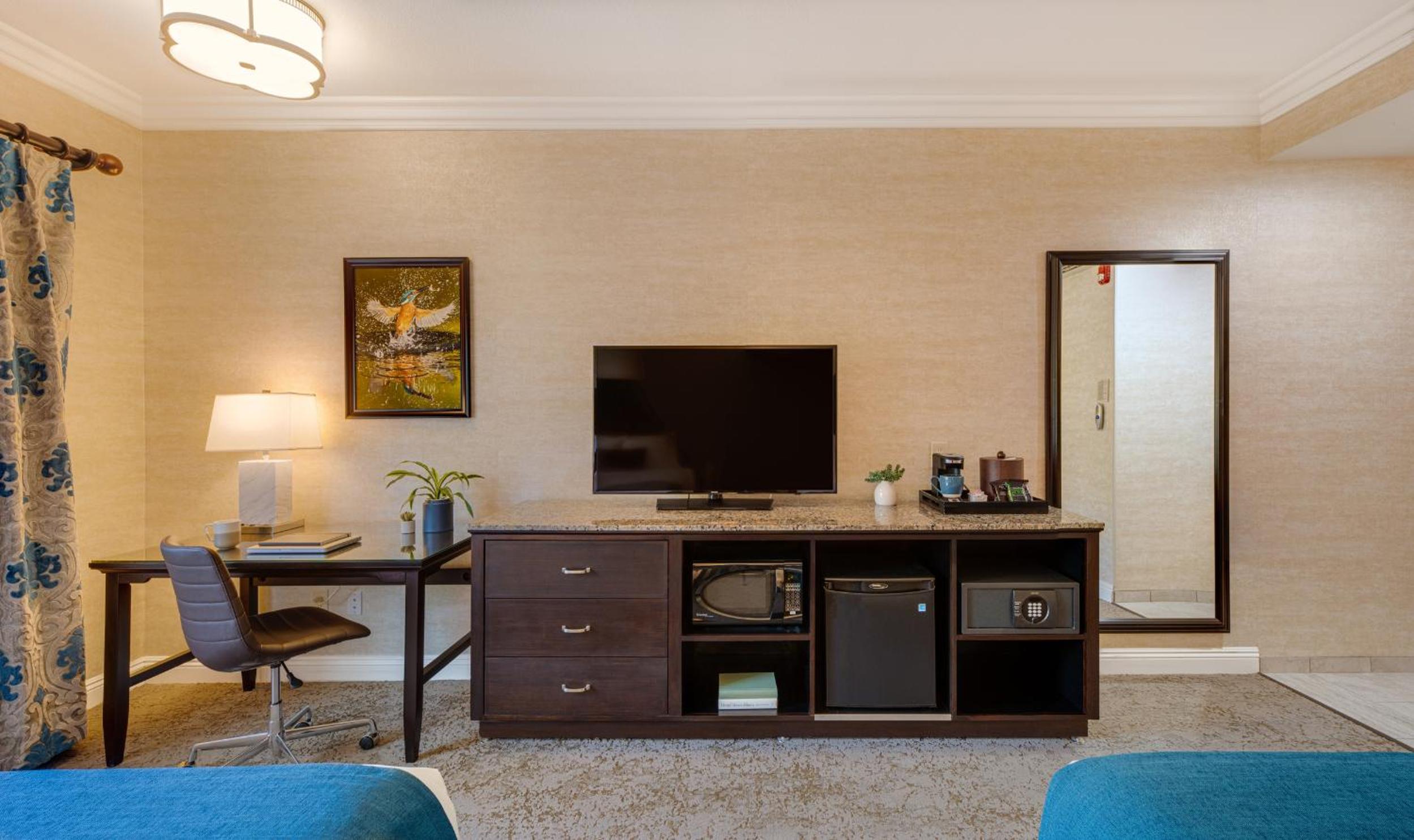 Queen Room with Two Queen Beds - Disability Access - Photo 5