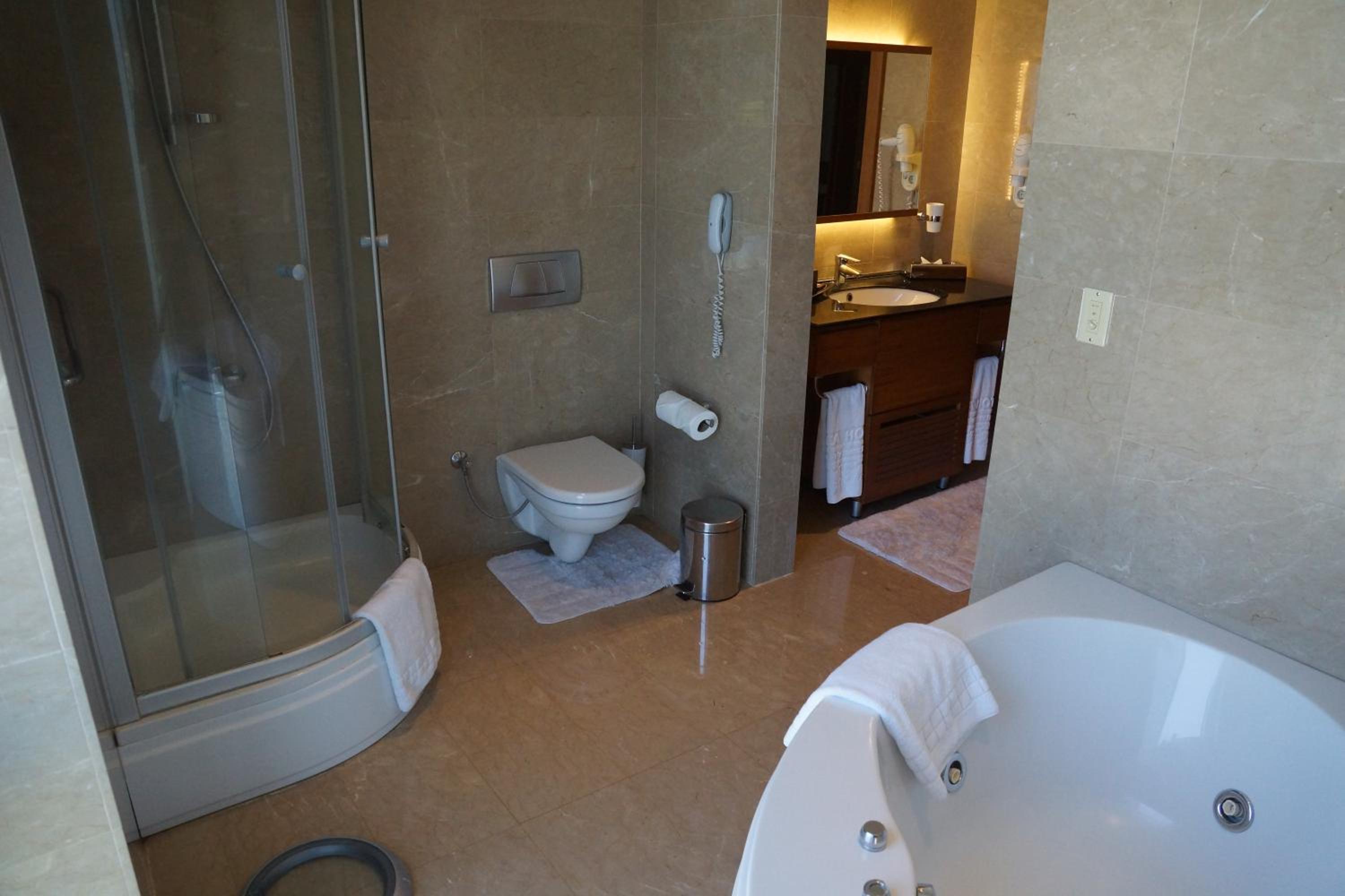 Executive Suite - Photo 7