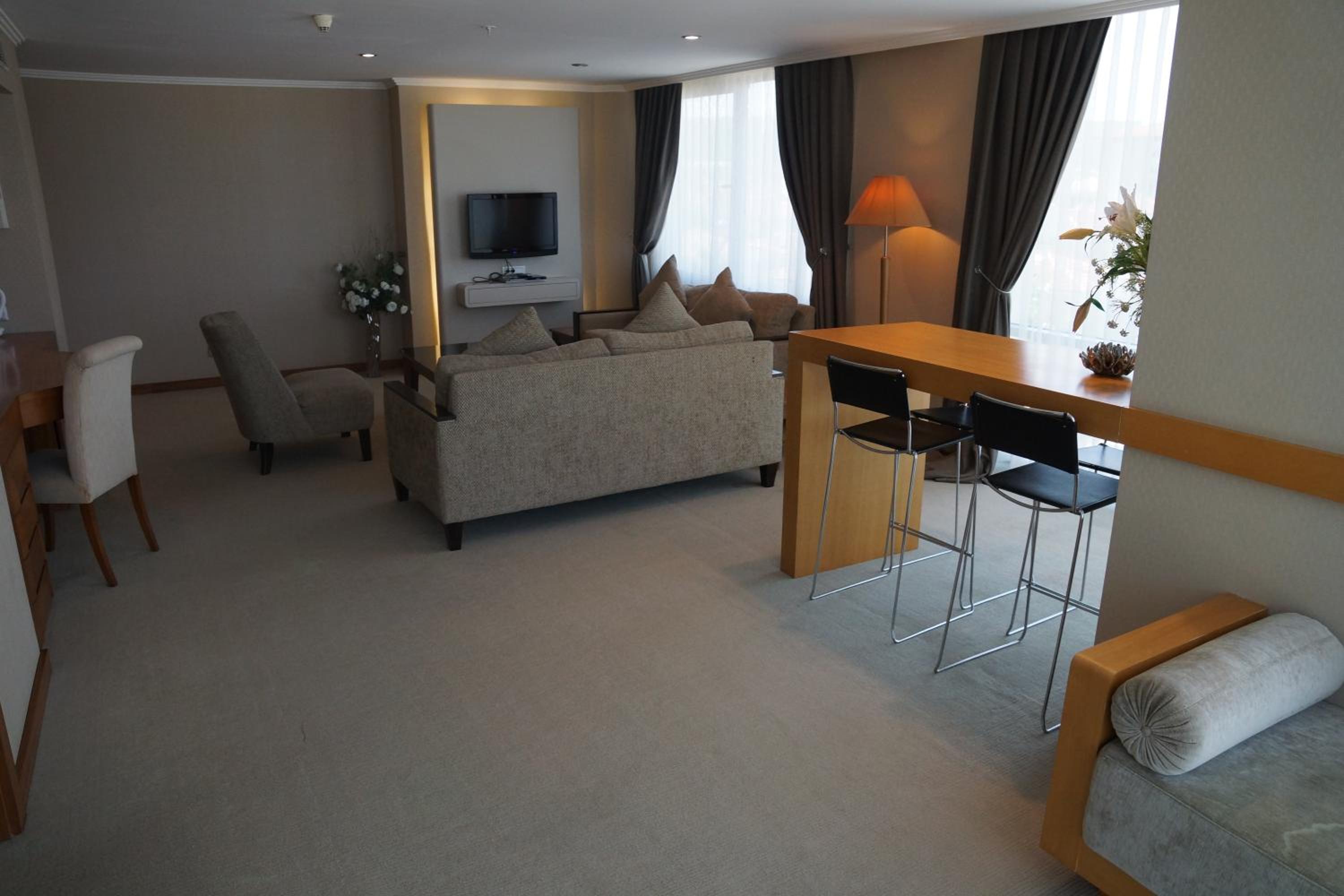 Executive Suite - Photo 3