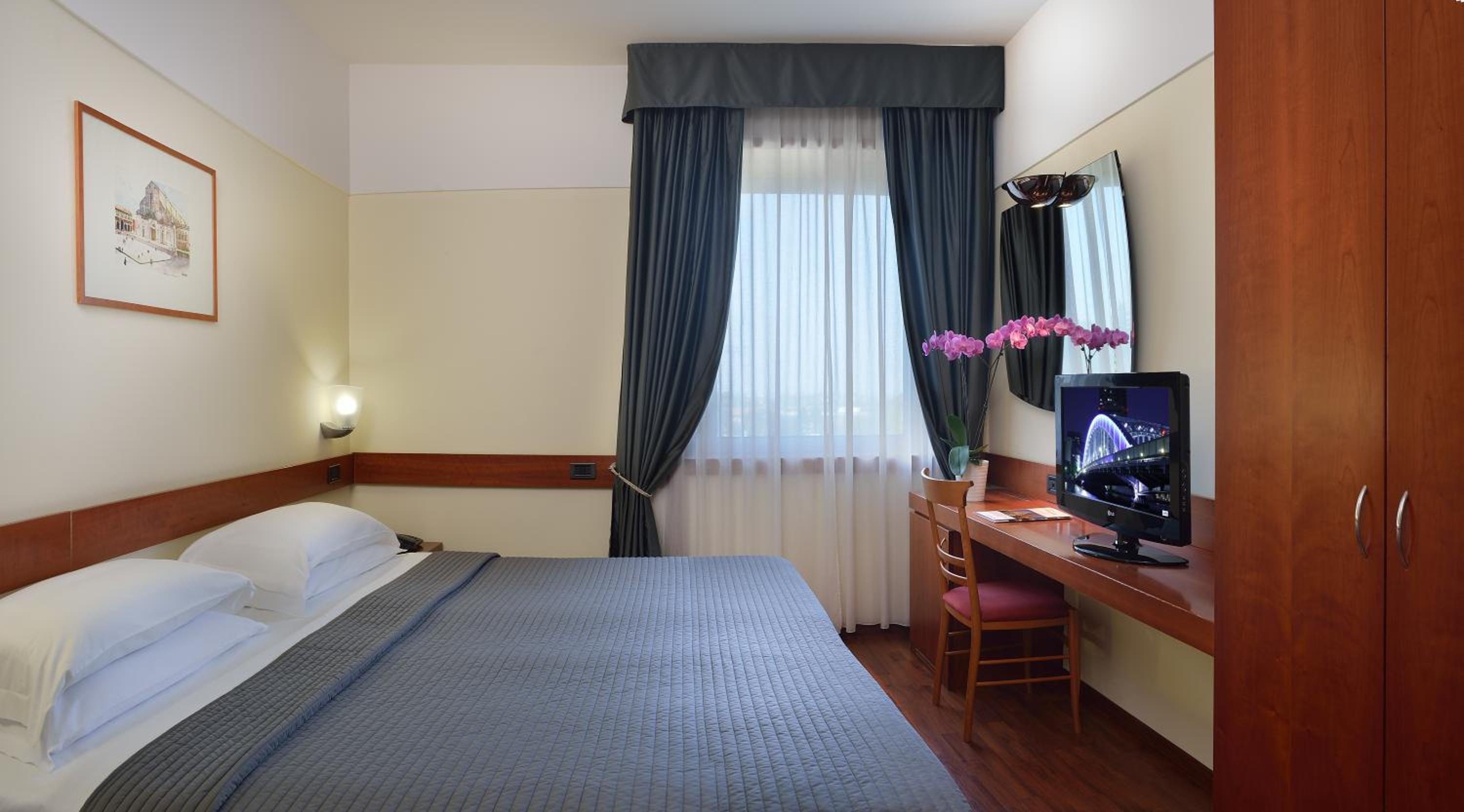 Standard Double or Twin Room - Photo 6