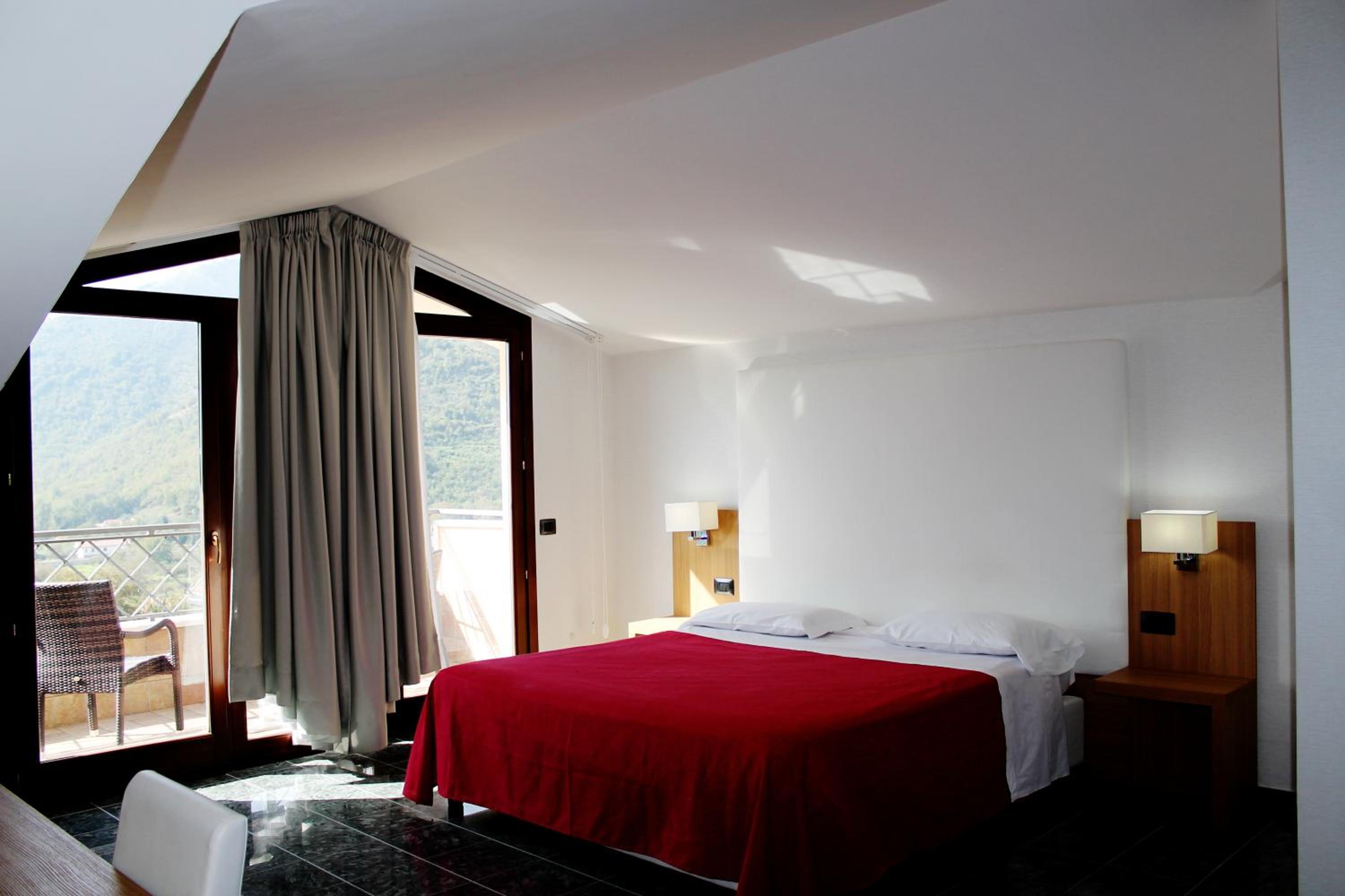 Deluxe Double Room with Balcony - Photo 4