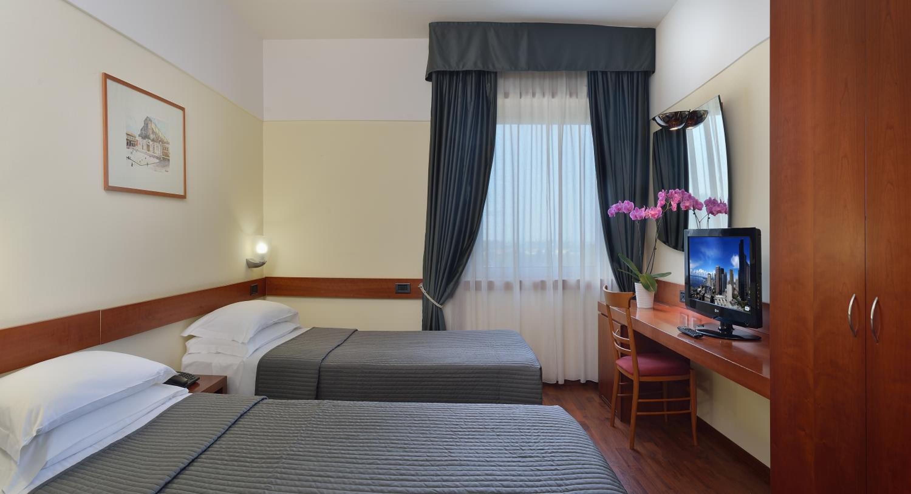 Standard Double or Twin Room - Photo 5