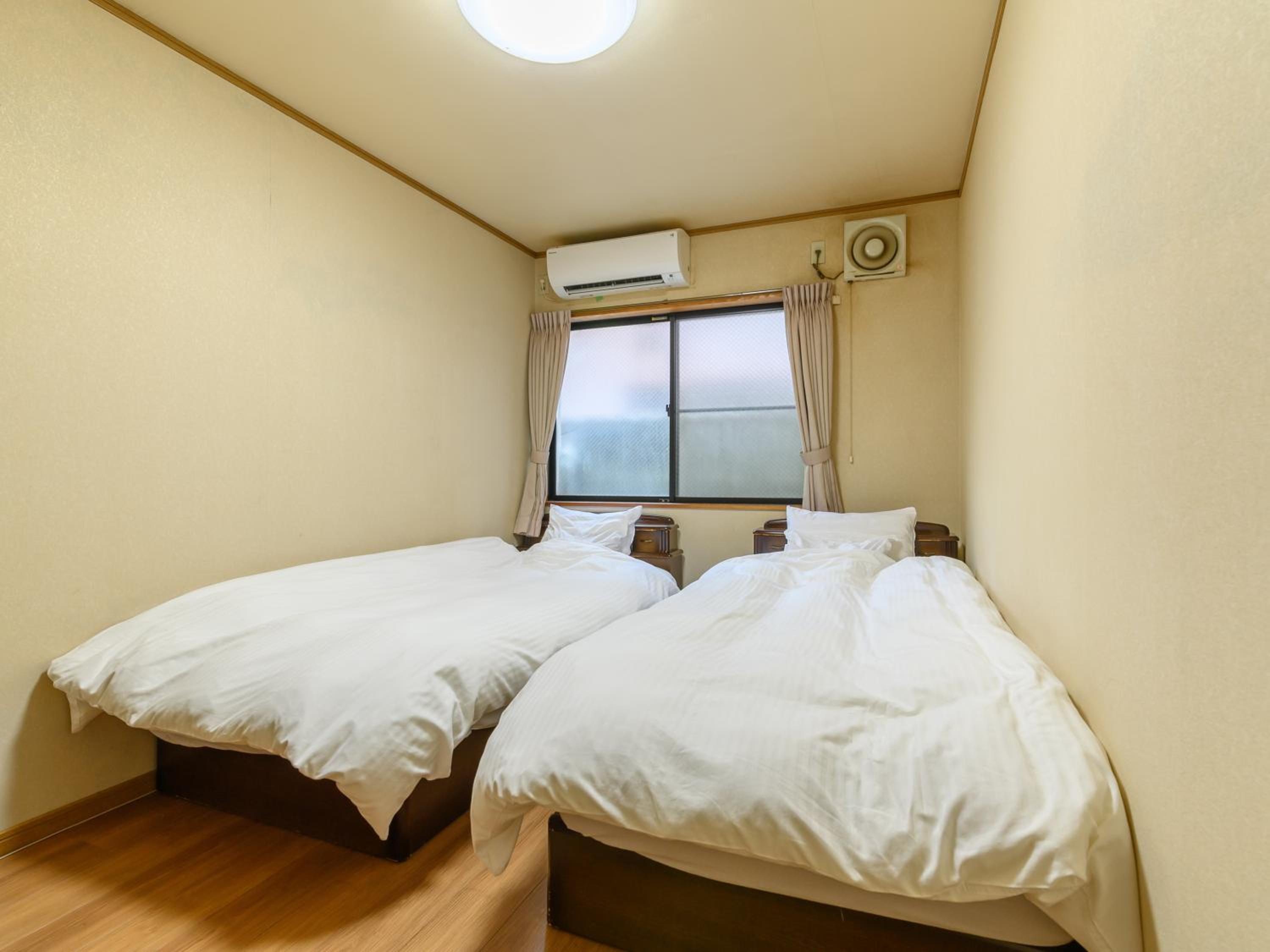 Standard Twin Room - Photo 3