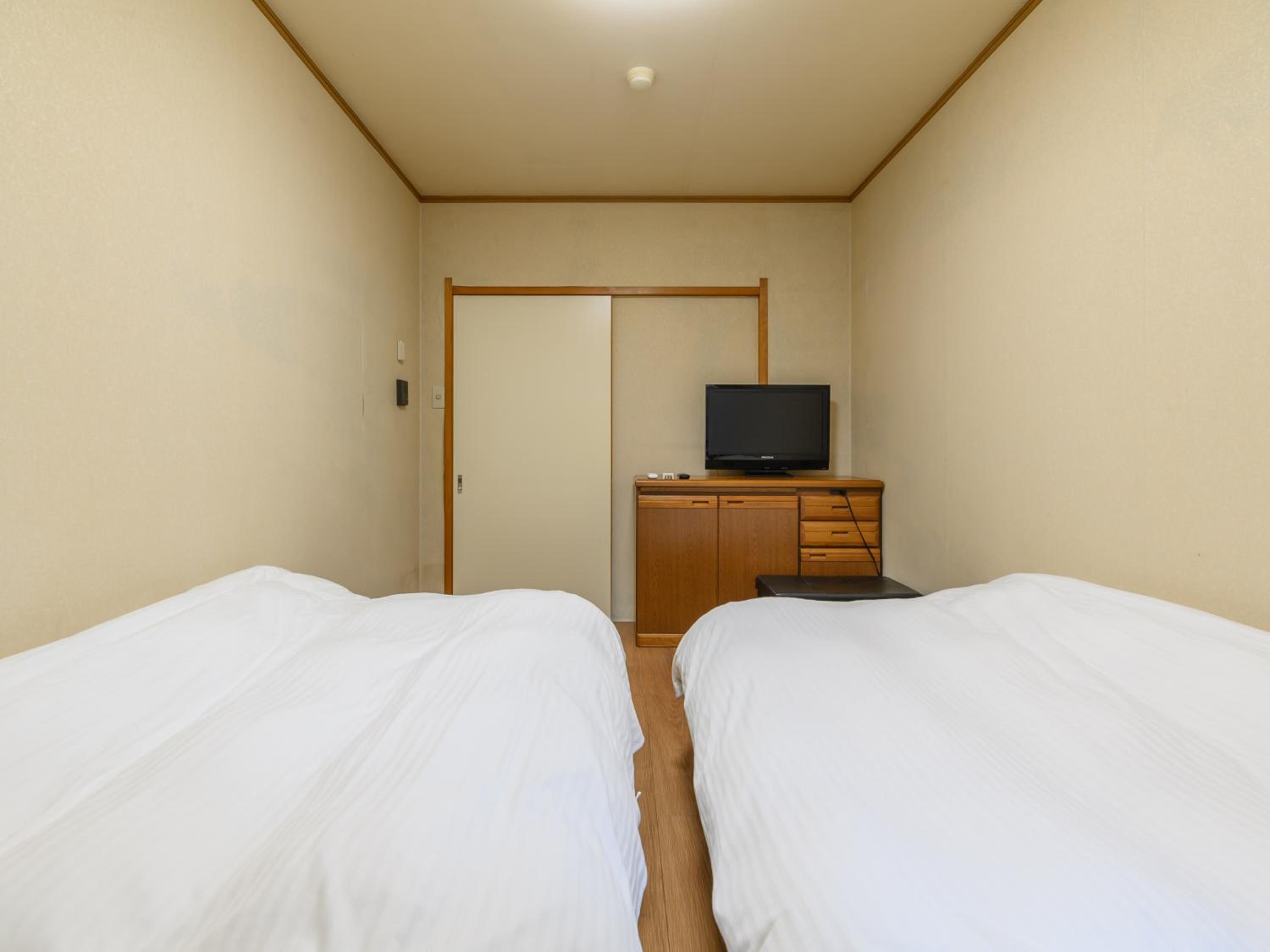 Standard Twin Room - Photo 4
