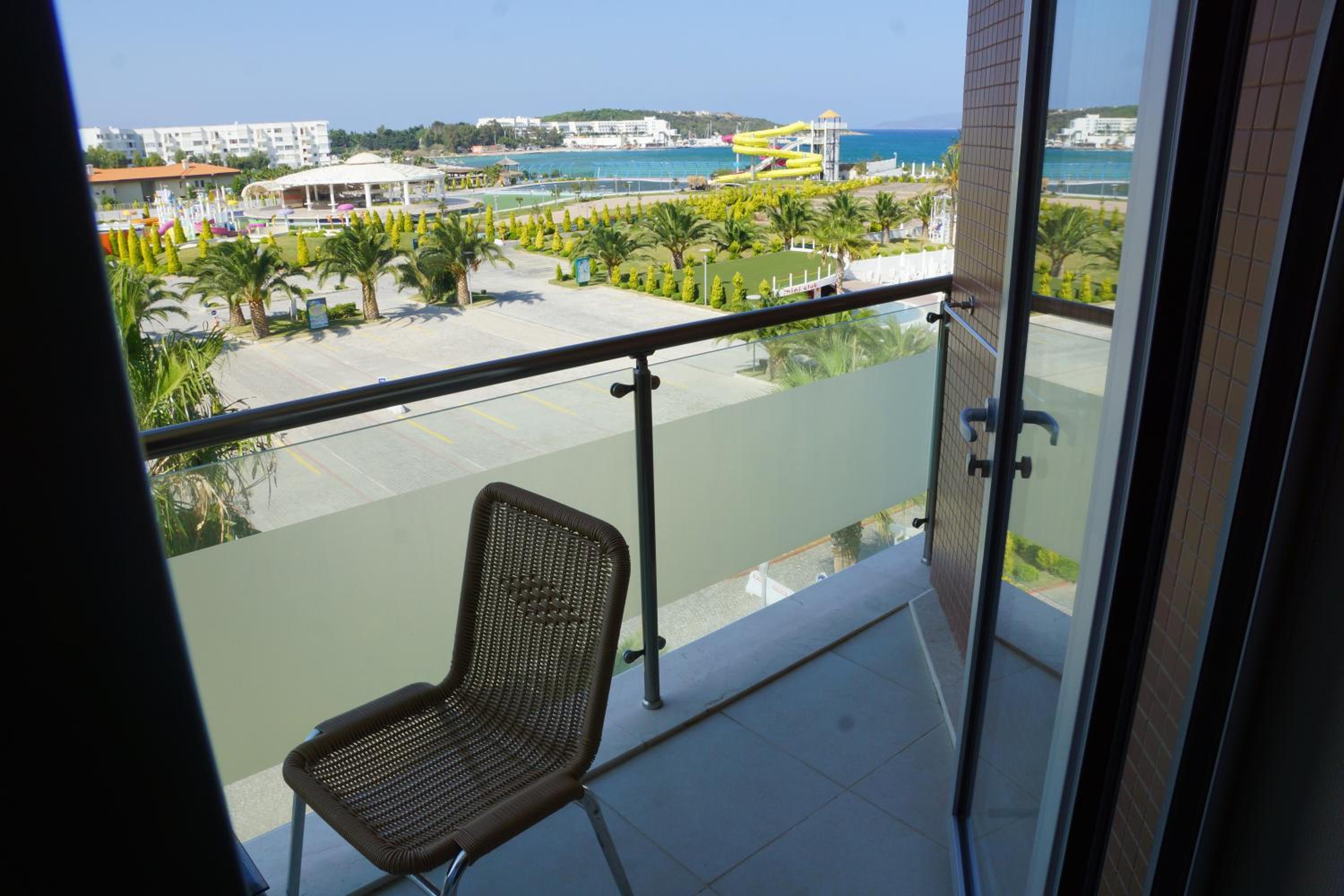 Premium Double Room - Photo 10