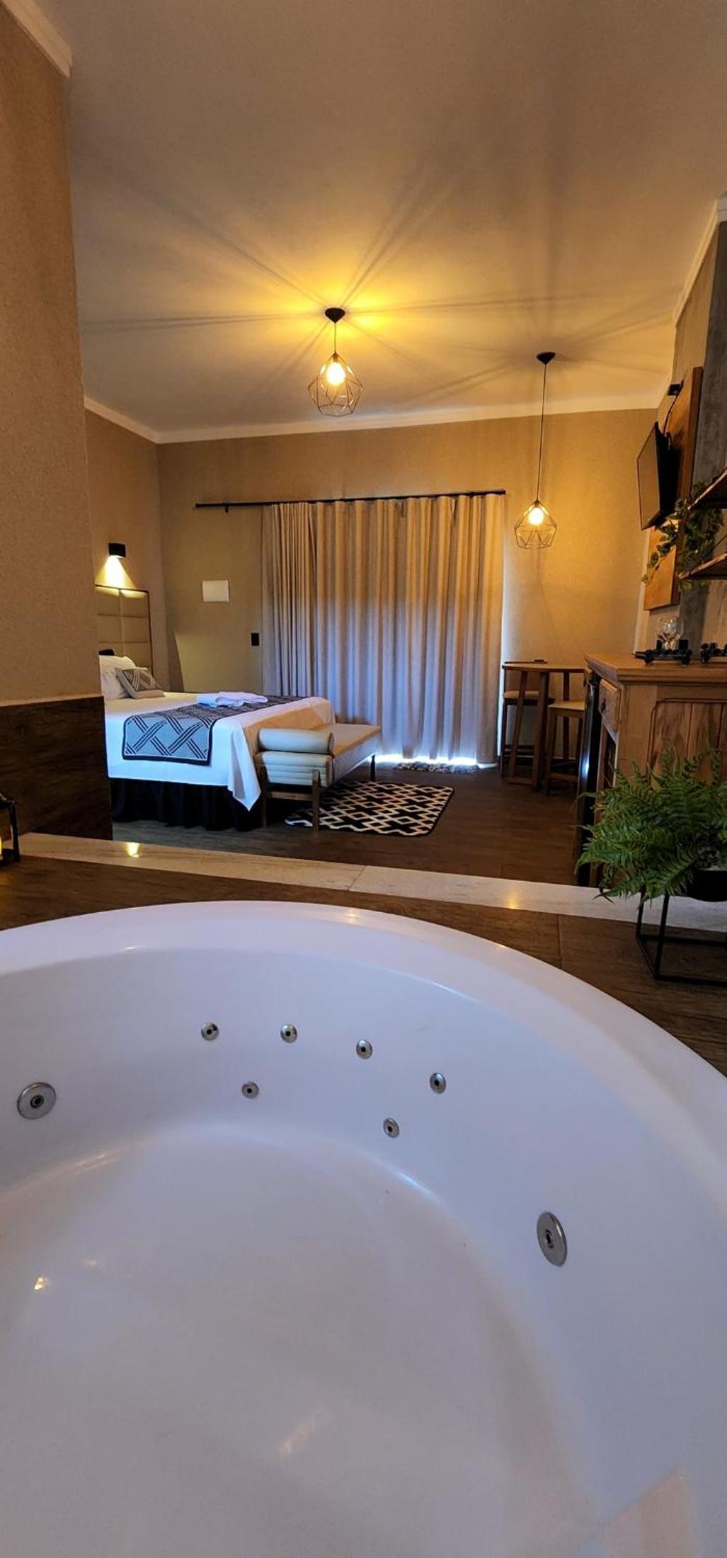 Deluxe Suite with Spa Bath - Photo 11