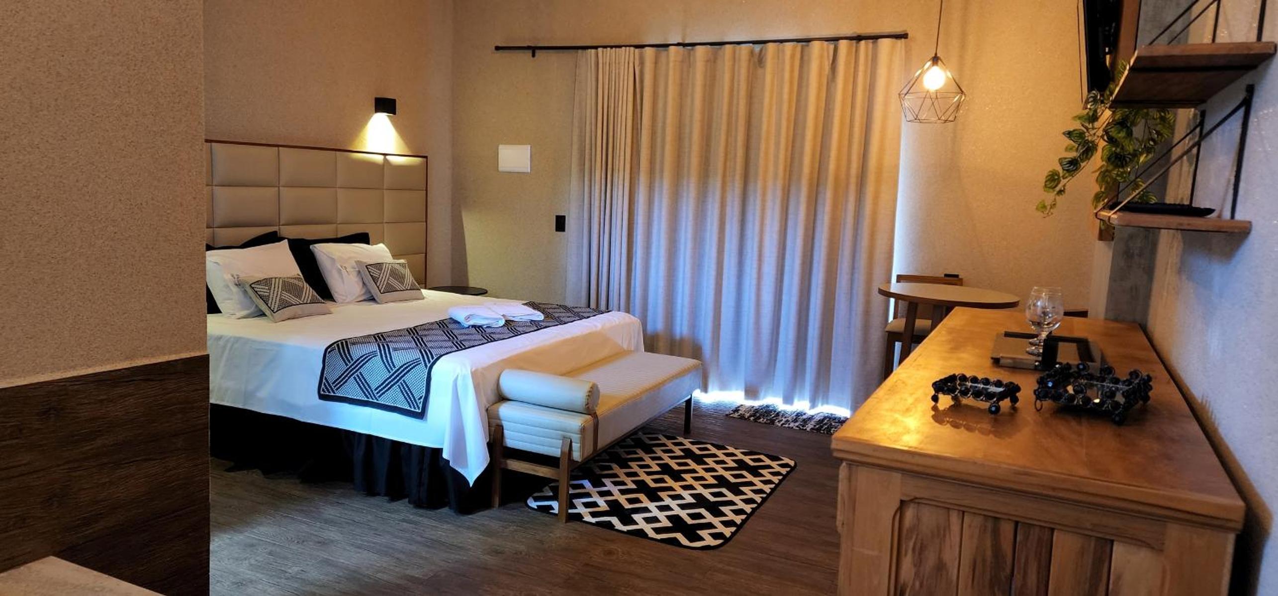 Deluxe Suite with Spa Bath - Photo 17