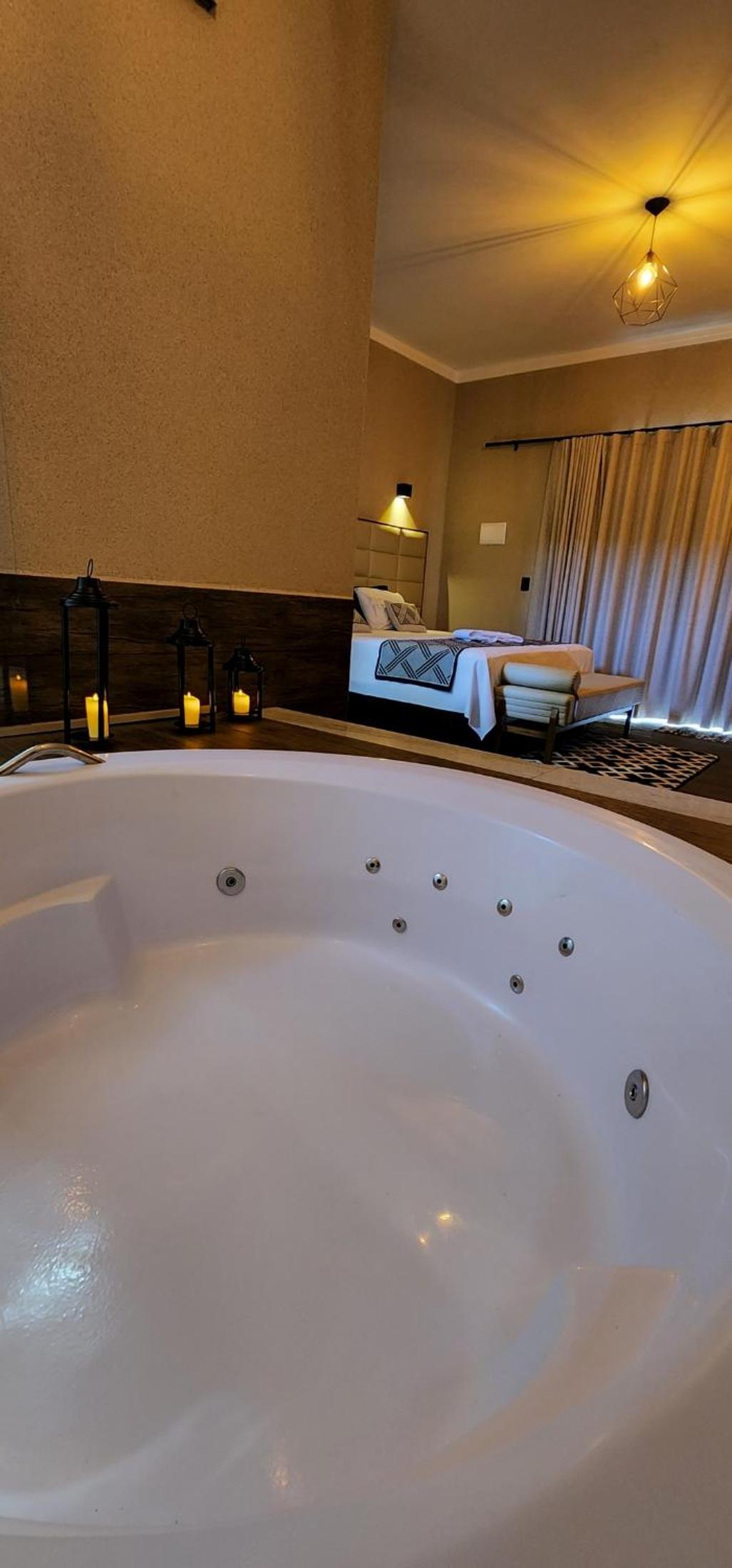 Deluxe Suite with Spa Bath - Photo 3
