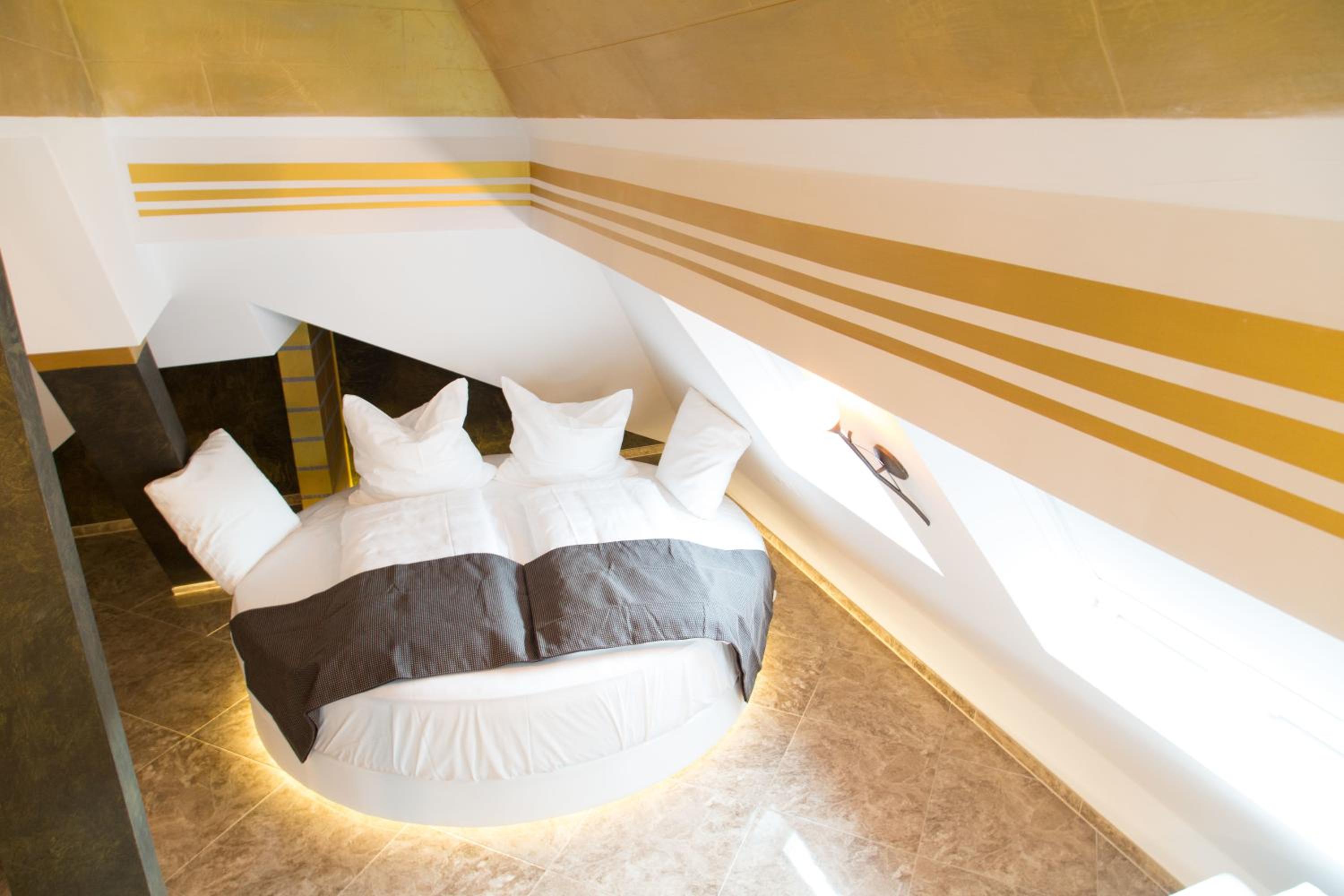 Deluxe Suite with Spa Bath - Photo 4