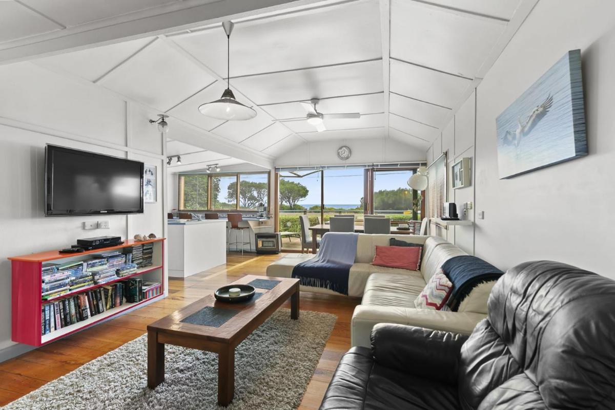 Three-Bedroom House photo 3