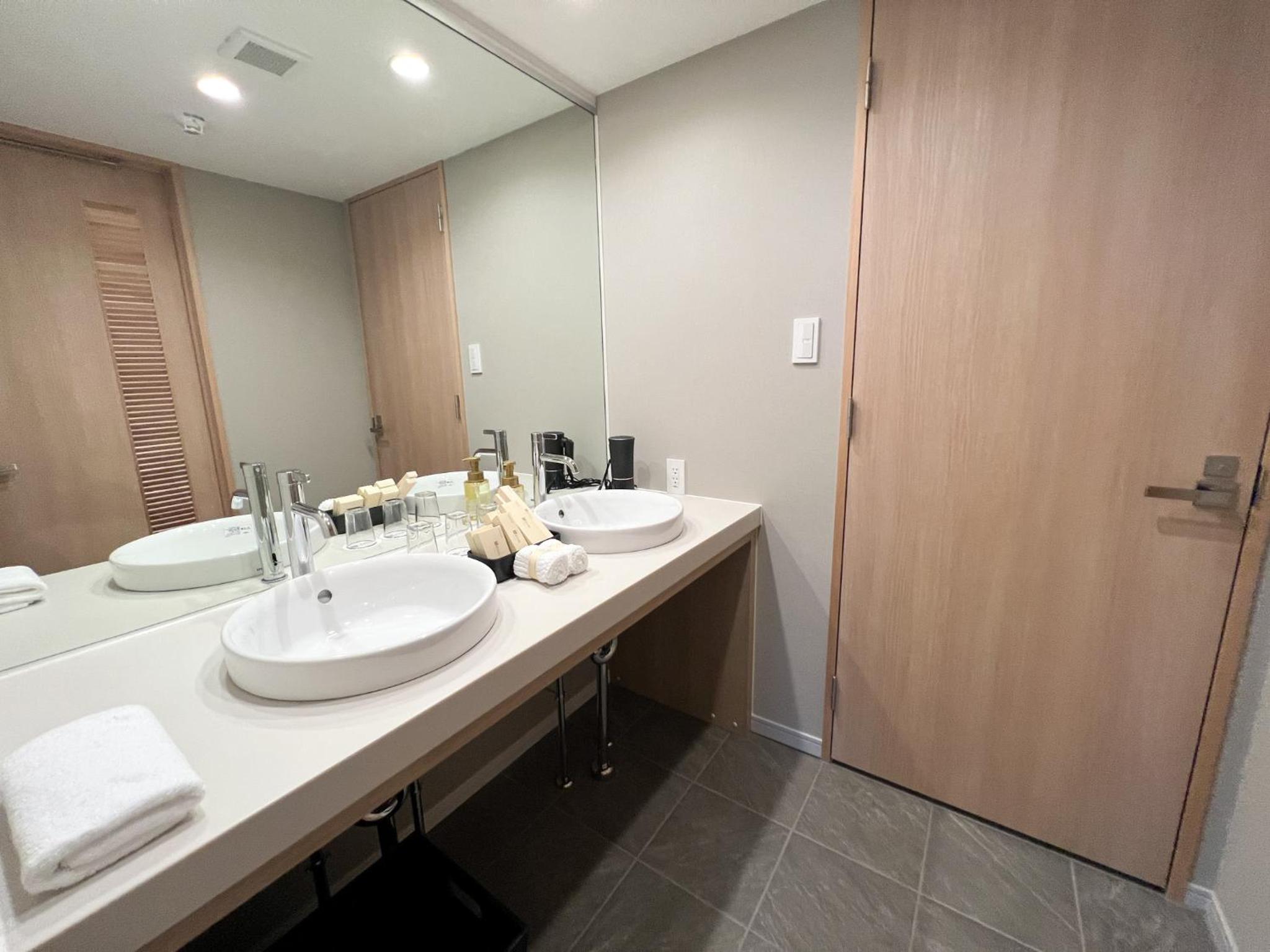 Superior King Room - Photo 6