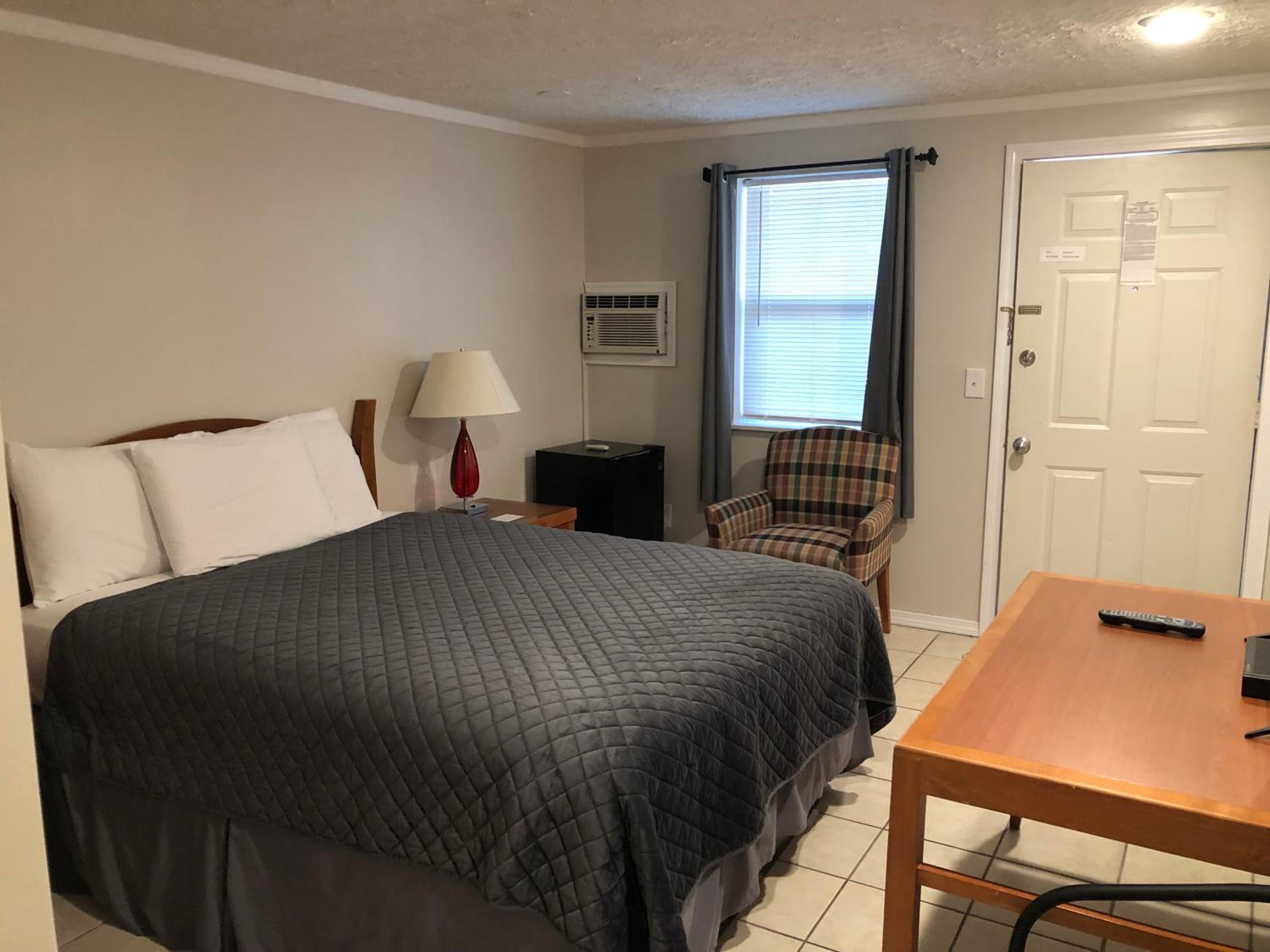 Queen Room photo 2