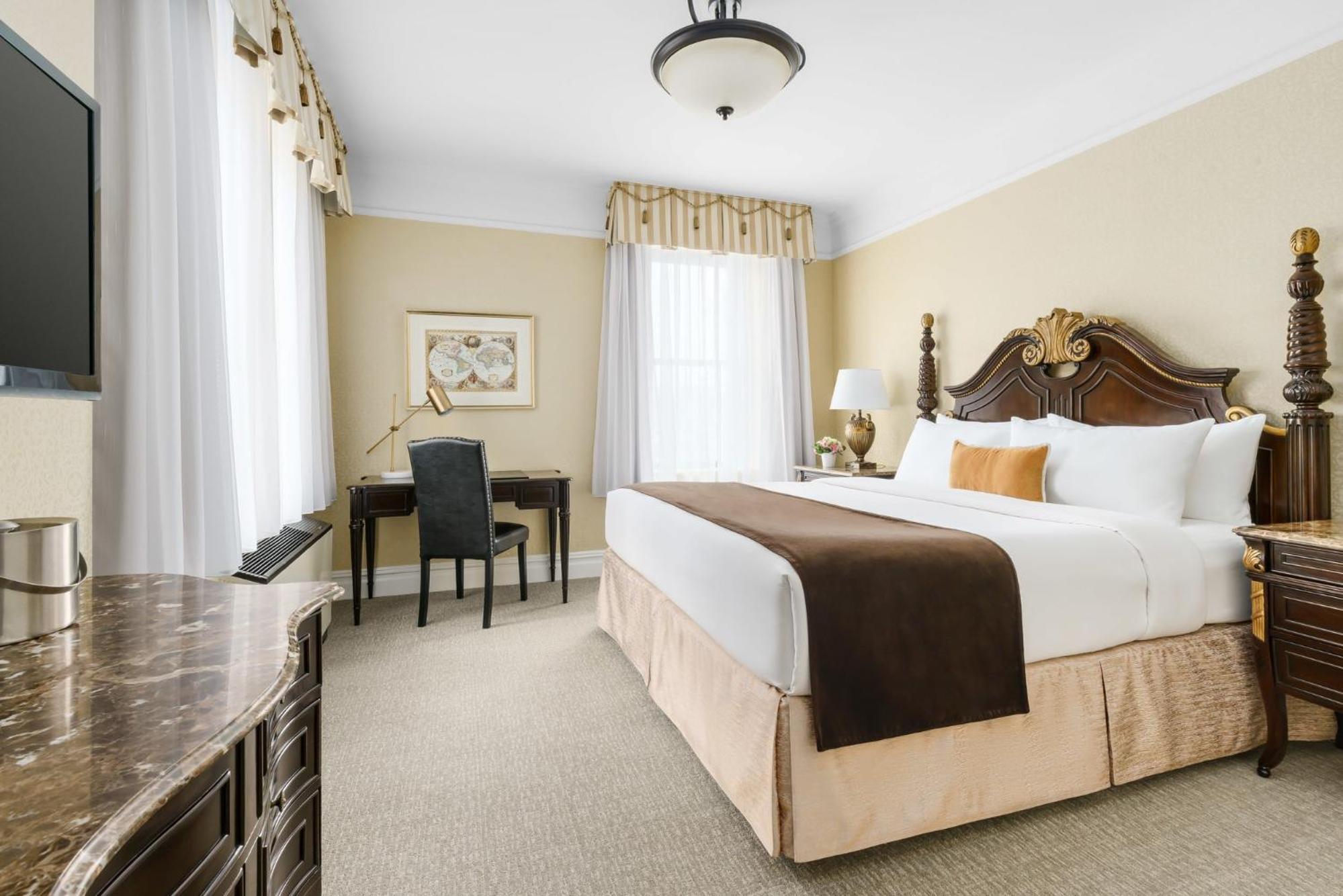 Deluxe King Room photo 1