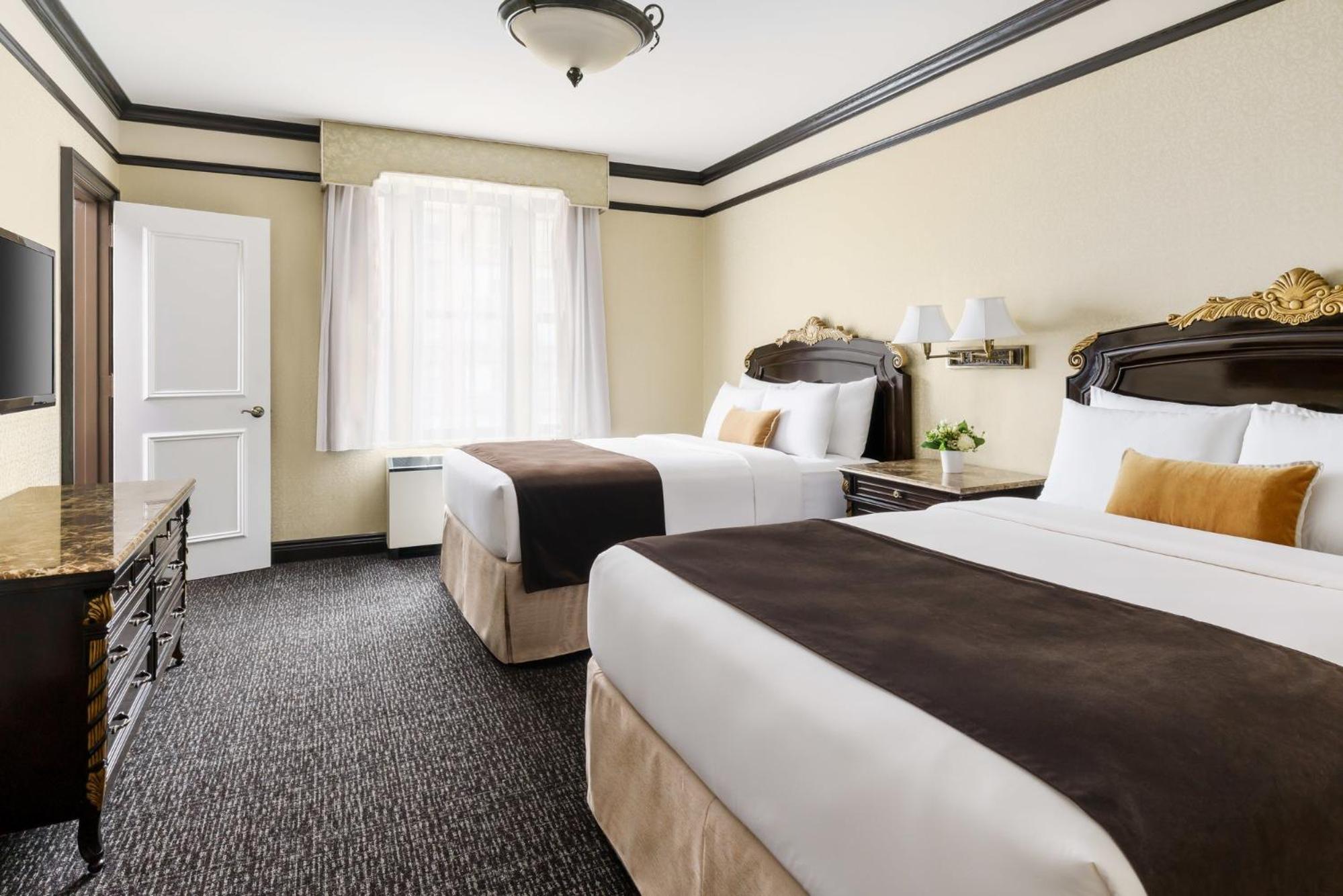 Deluxe Queen Suite photo 1