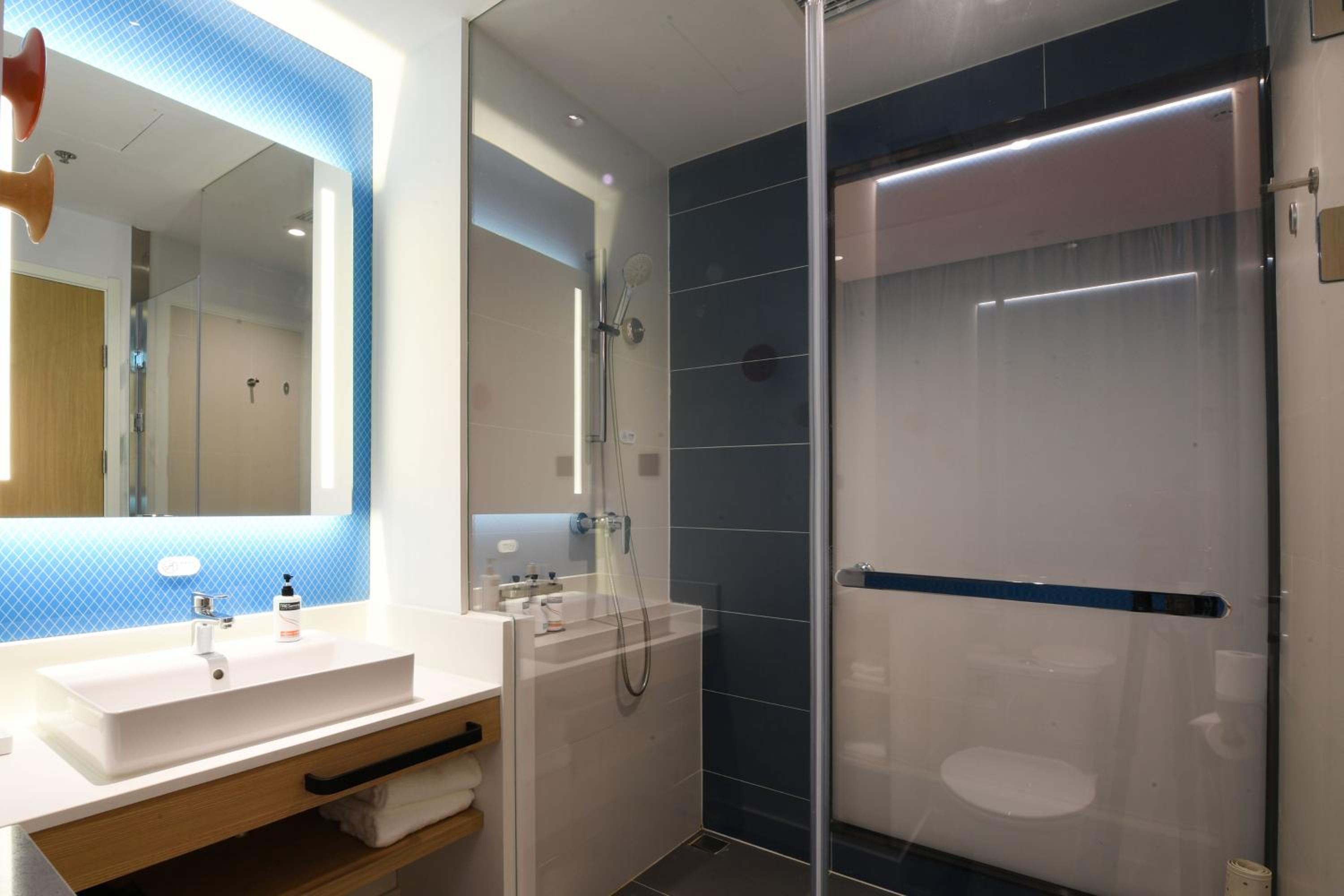 Standard King Room - Photo 2