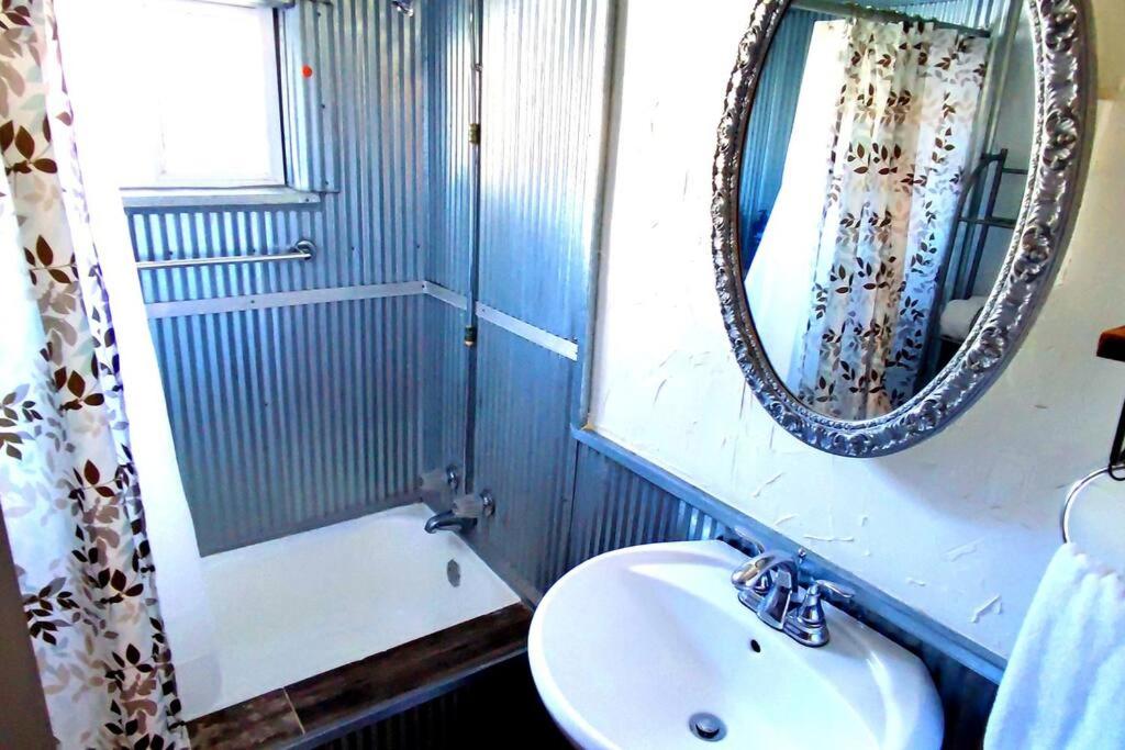 One-Bedroom House - Photo 27