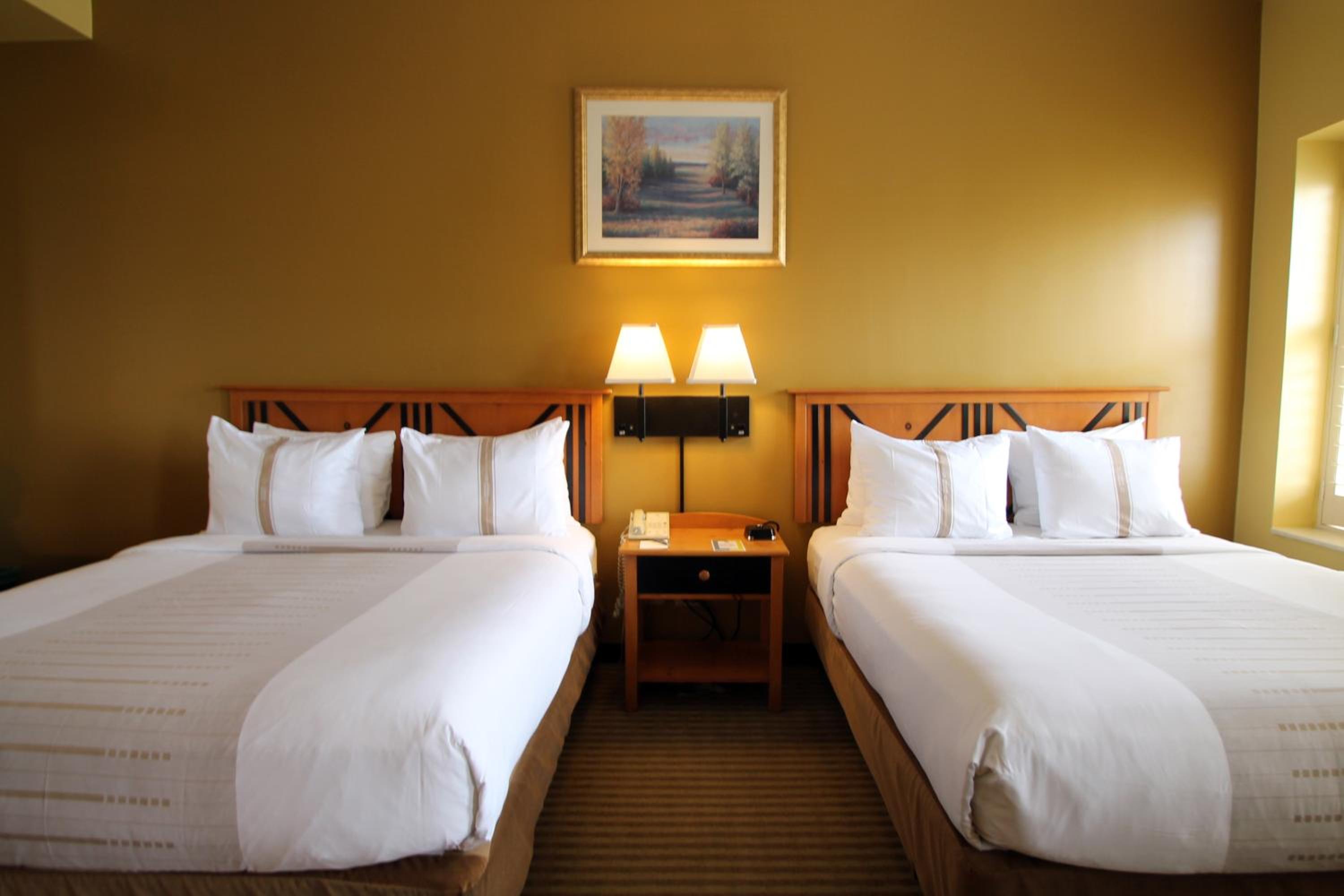 Double or Twin Room with City View - Photo 3