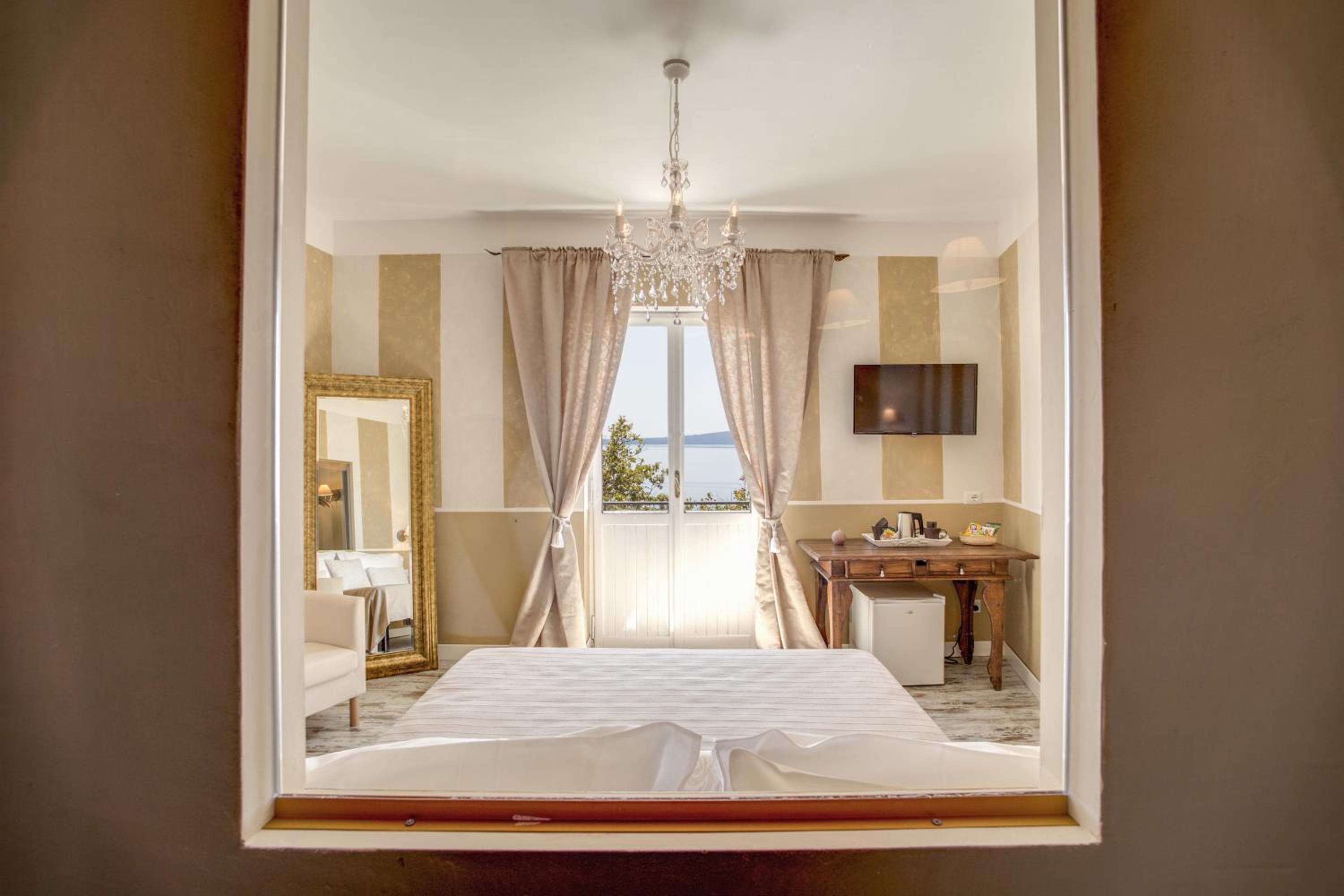 Junior Suite with Balcony and Lake View photo 1