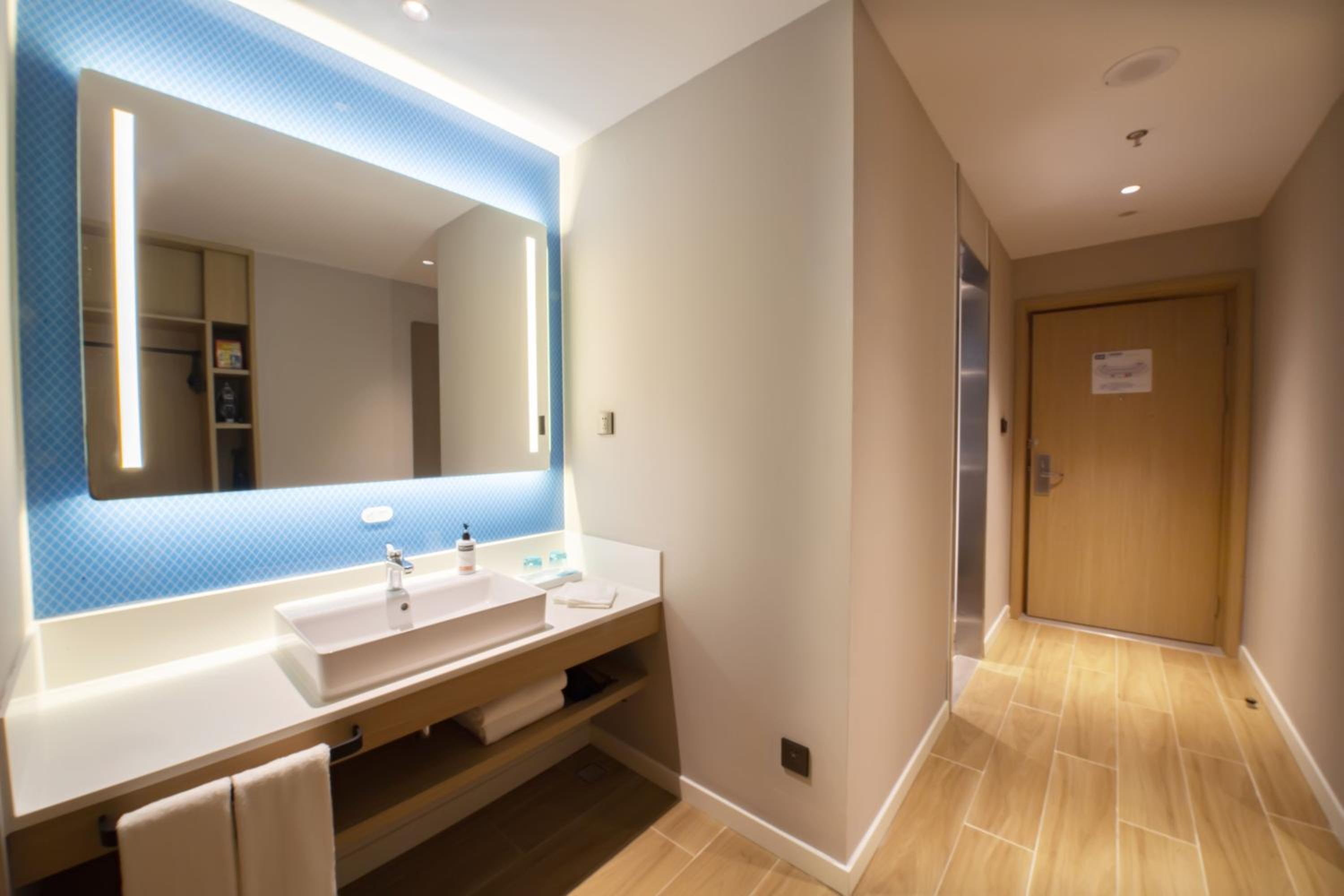 Standard King Room with City View - Photo 4