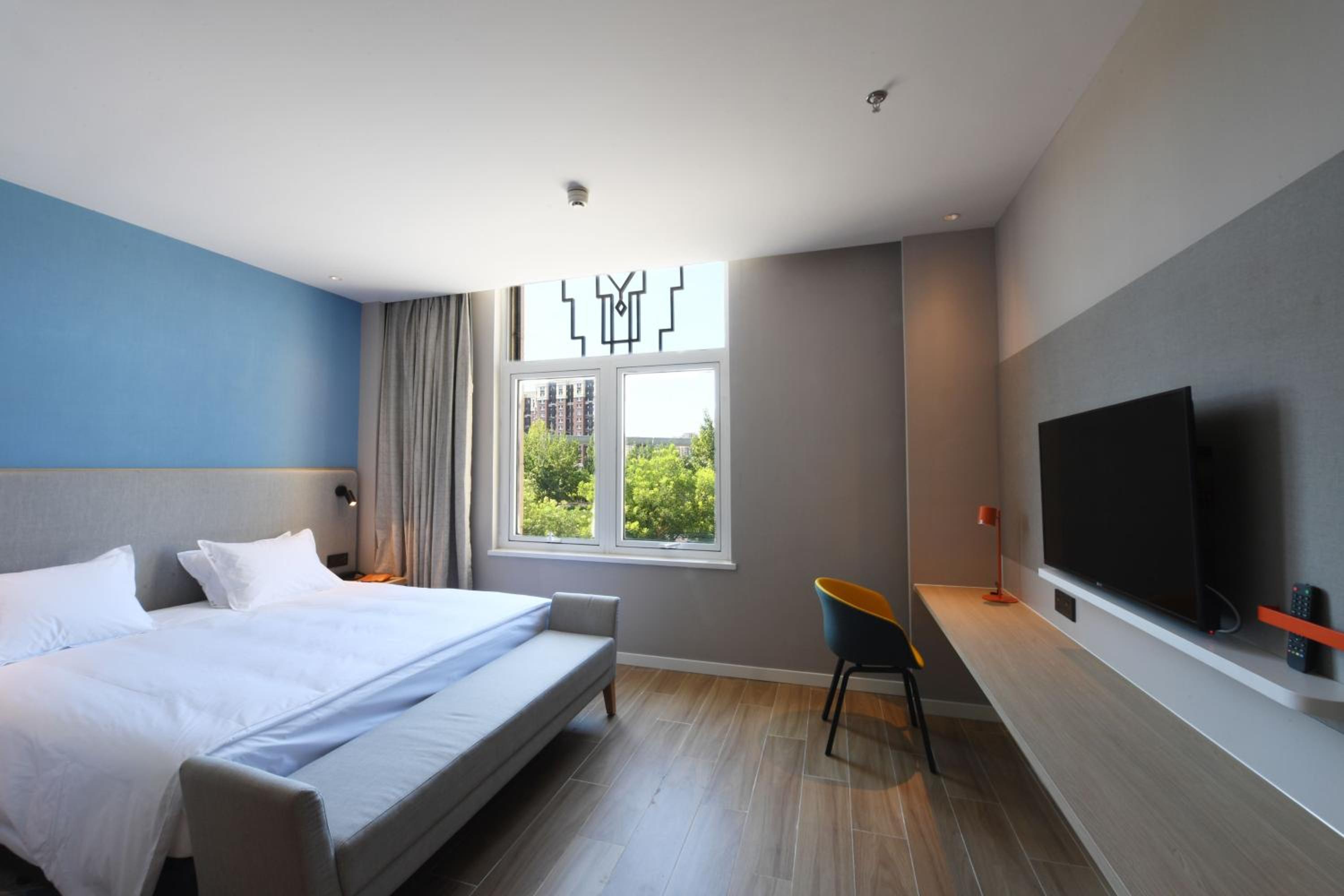 Standard King Room with City View - Photo 3
