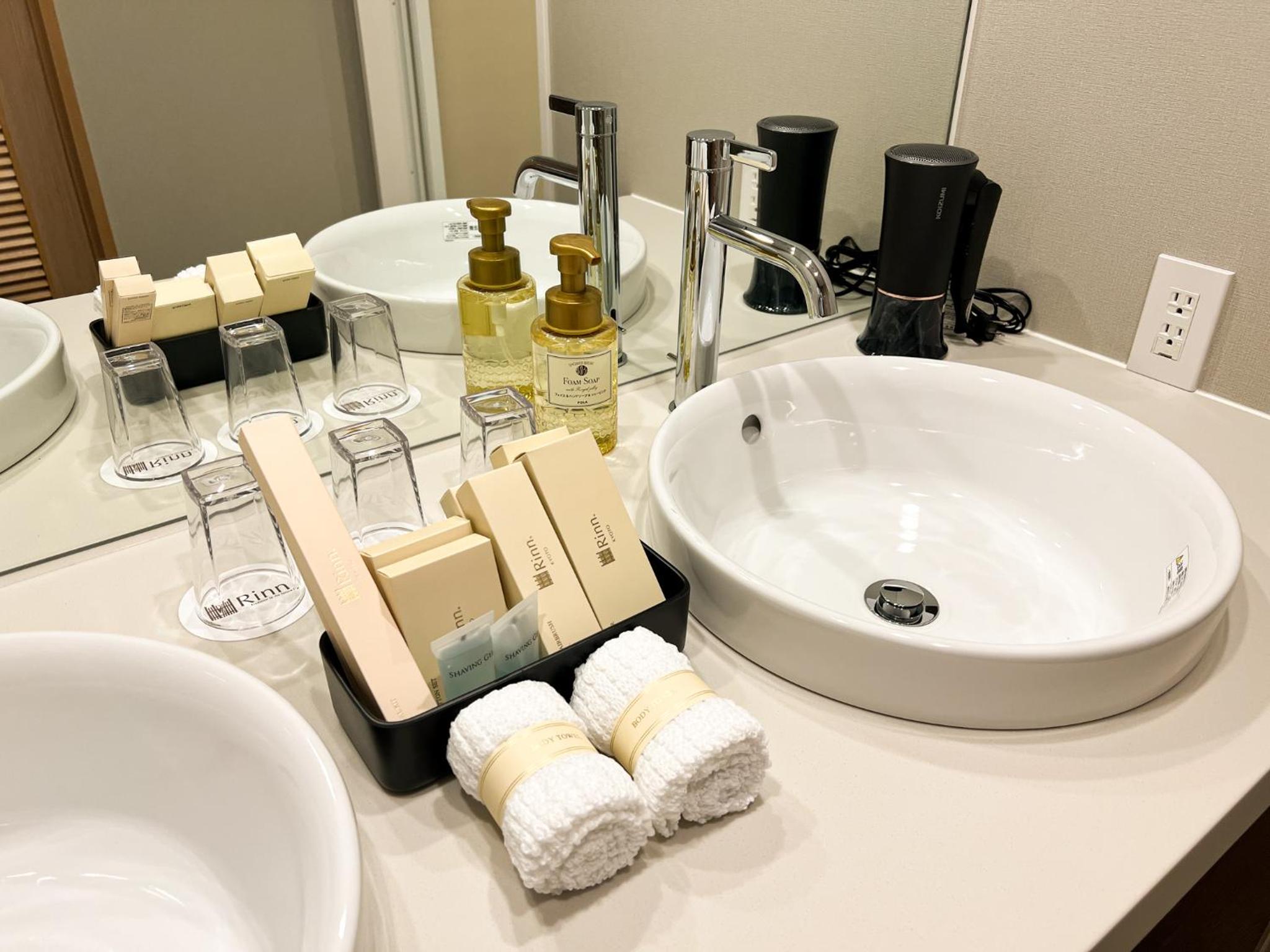 Deluxe King Room - Photo 14
