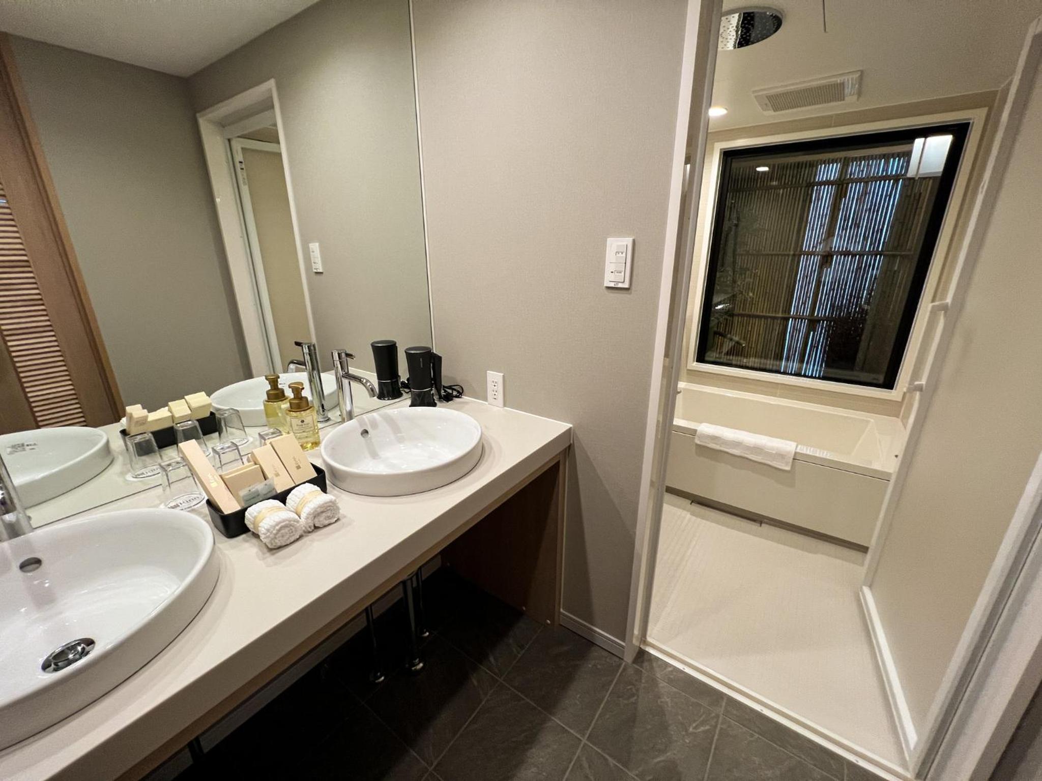 Deluxe King Room - Photo 4