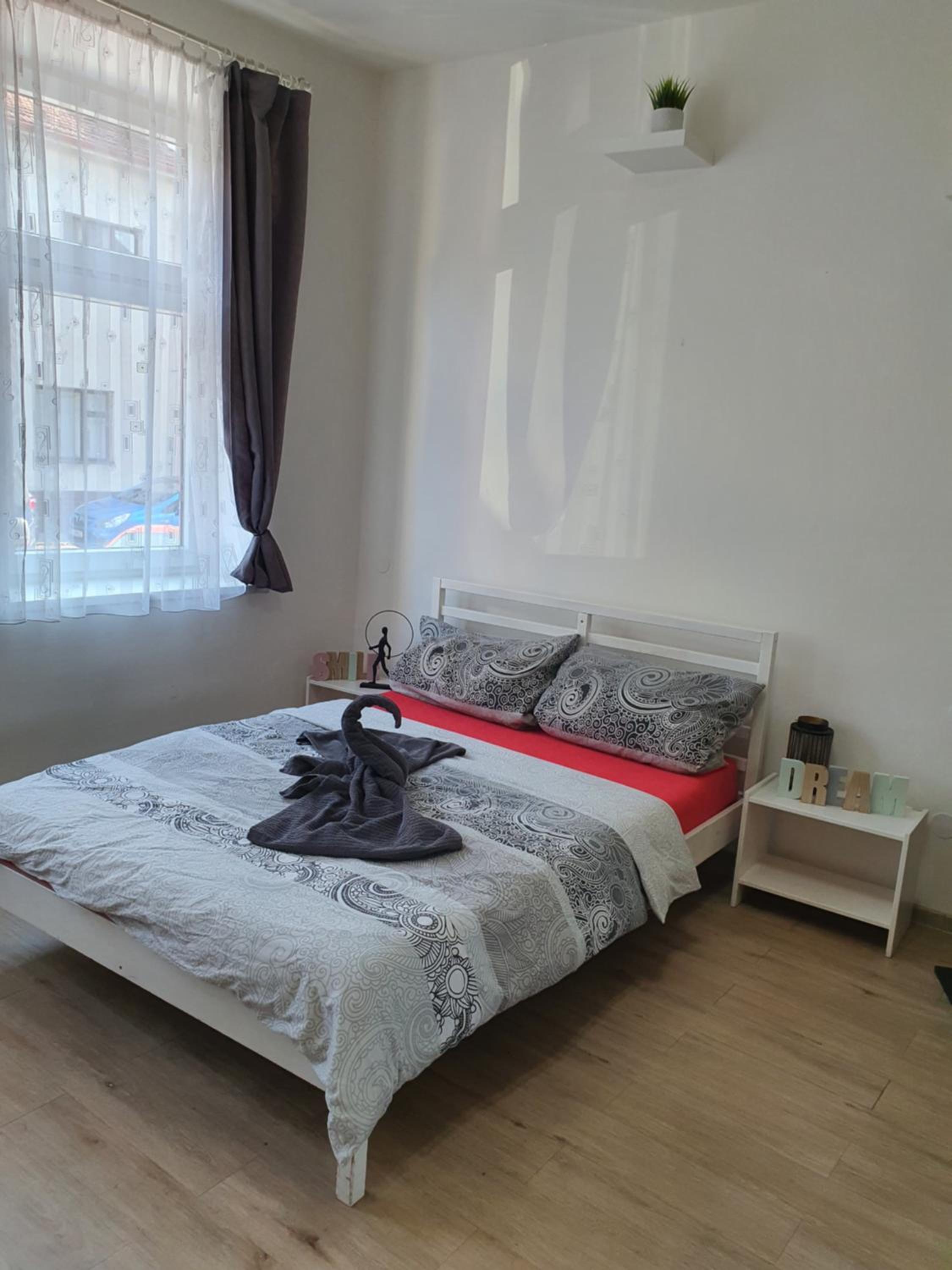 Luxury Apartment - Photo 14