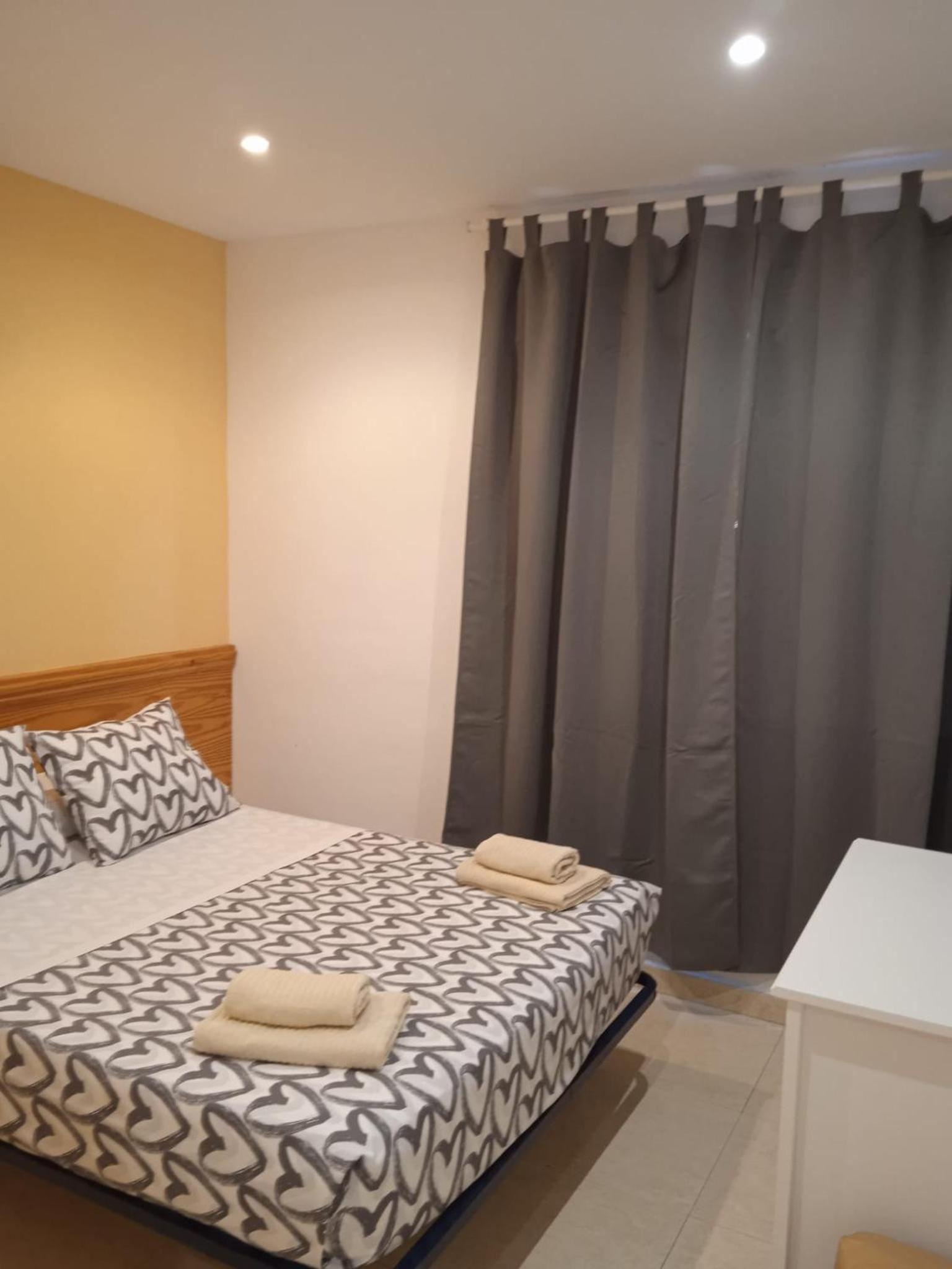 Double Room with Private Bathroom - Photo 9