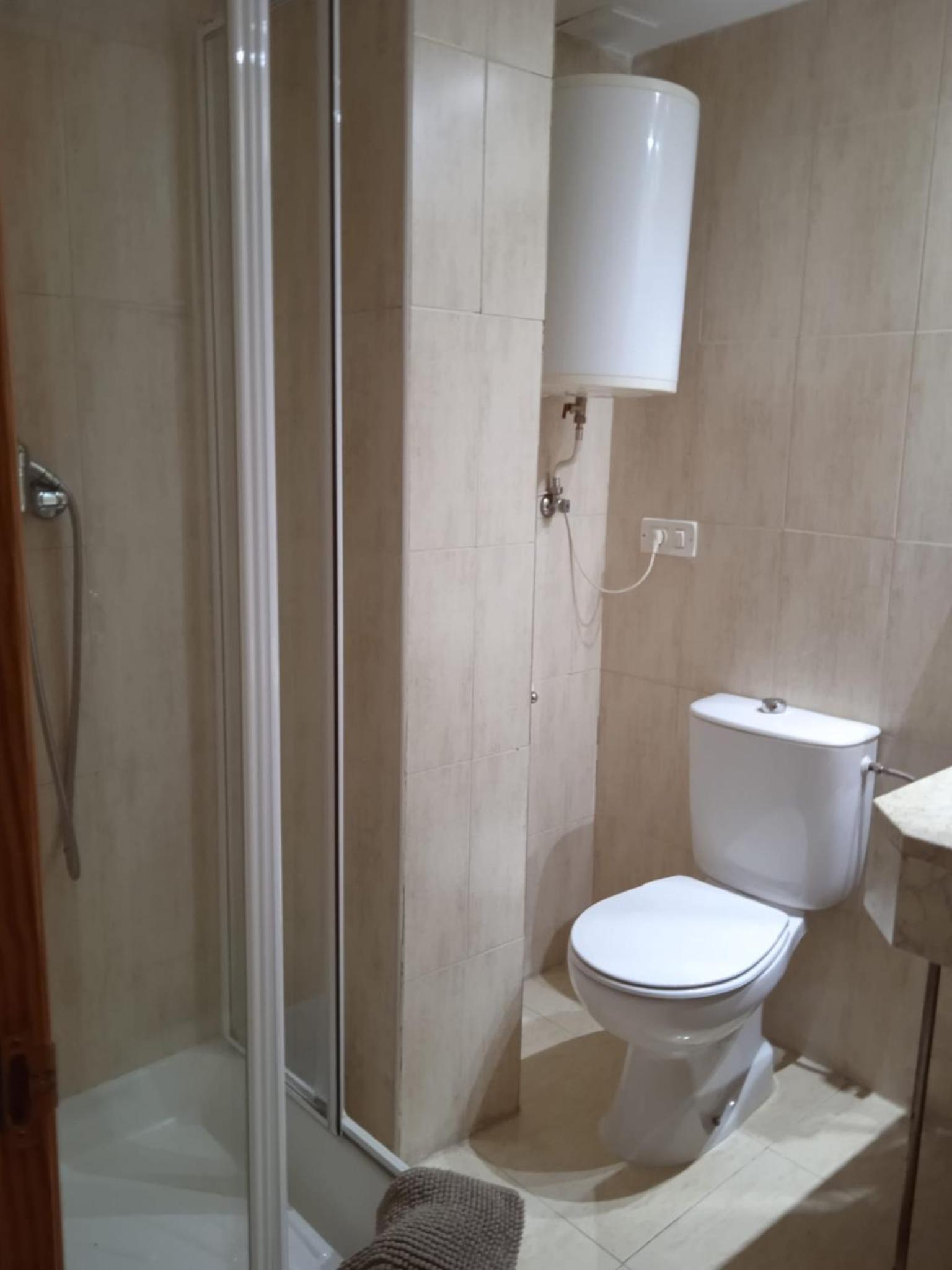 Double Room with Private Bathroom - Photo 8
