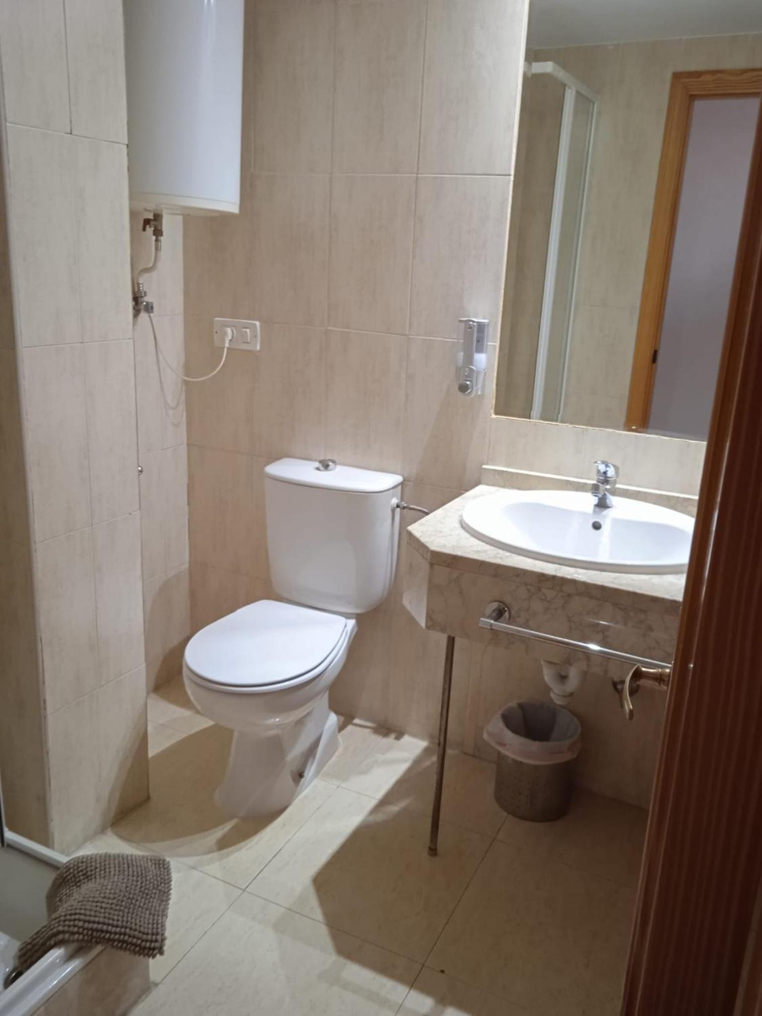 Double Room with Private Bathroom - Photo 4