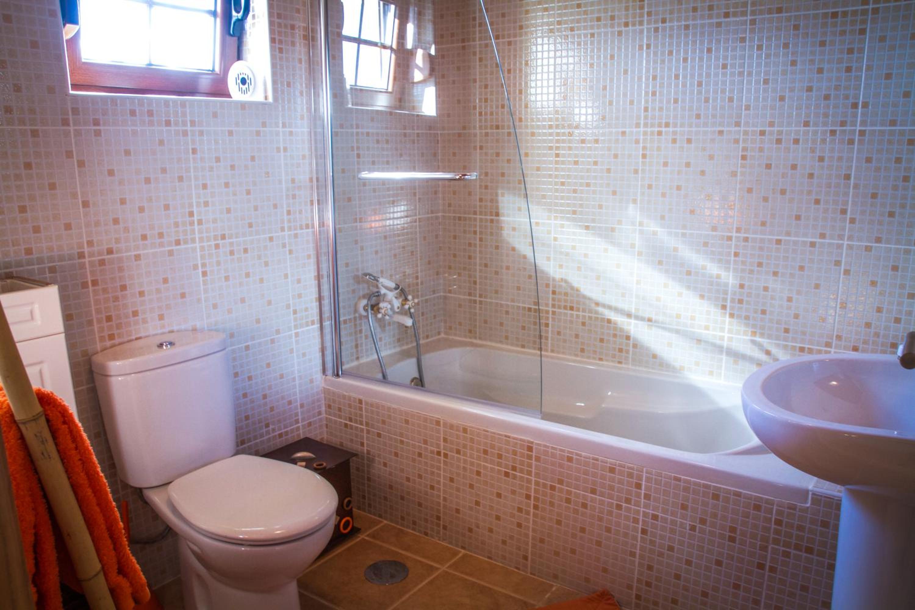 Family Room with Private Bathroom - Photo 2