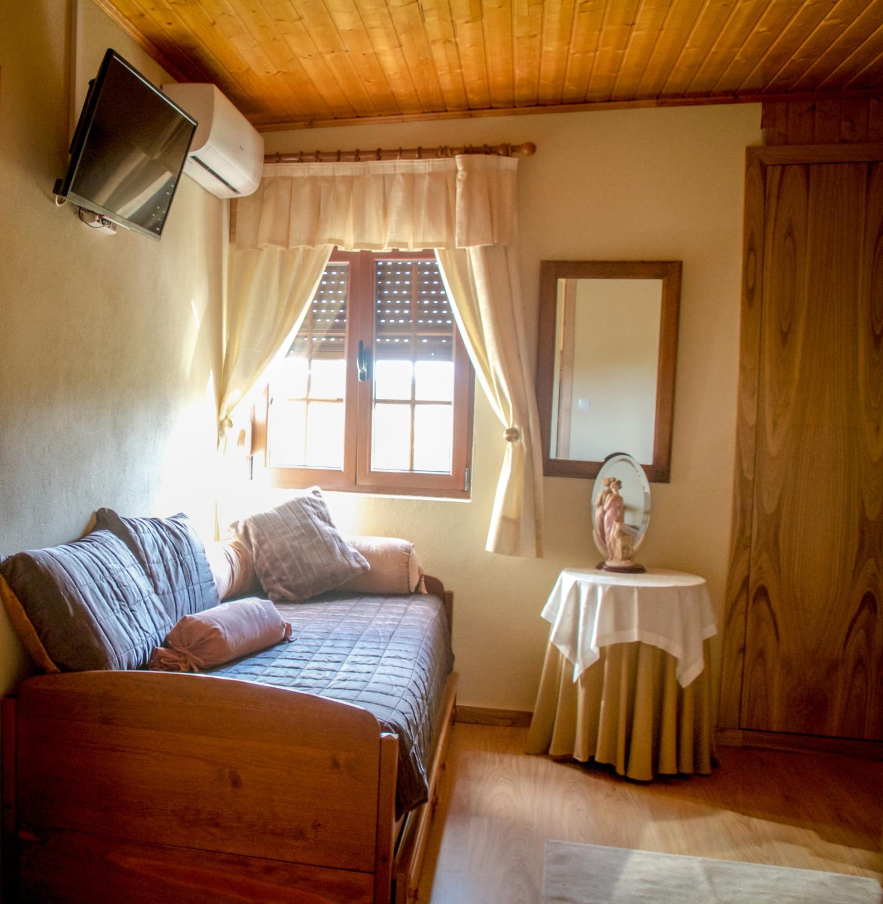 Family Room with Private Bathroom - Photo 3